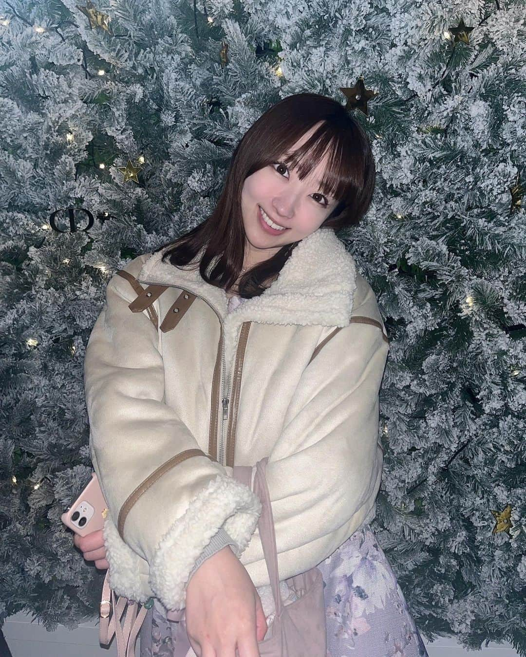 小島まゆみさんのインスタグラム写真 - (小島まゆみInstagram)「. . 六本木ヒルズで始まったDiorのポップアップイベント 『ガーデンオブ ドリームズ』へ🎡🌟⋆꙳  予約不要で入場出来て、Diorの代表的な香りを 楽しむことが出来るイベント  ガーデンエリアの中は迷路のようになっていて どっちだ！？と彷徨いつつも、 周りを囲む幻想的な光の演出にうっとり。。。  カフェやショップも充実していて すごぉく楽しかったです🥺🫶🩵  今年のDiorのデザイン本当に素敵〜♡  #六本木ヒルズ #dior #ディオール #六本木カフェ」12月7日 20時08分 - kojima_mayumi_