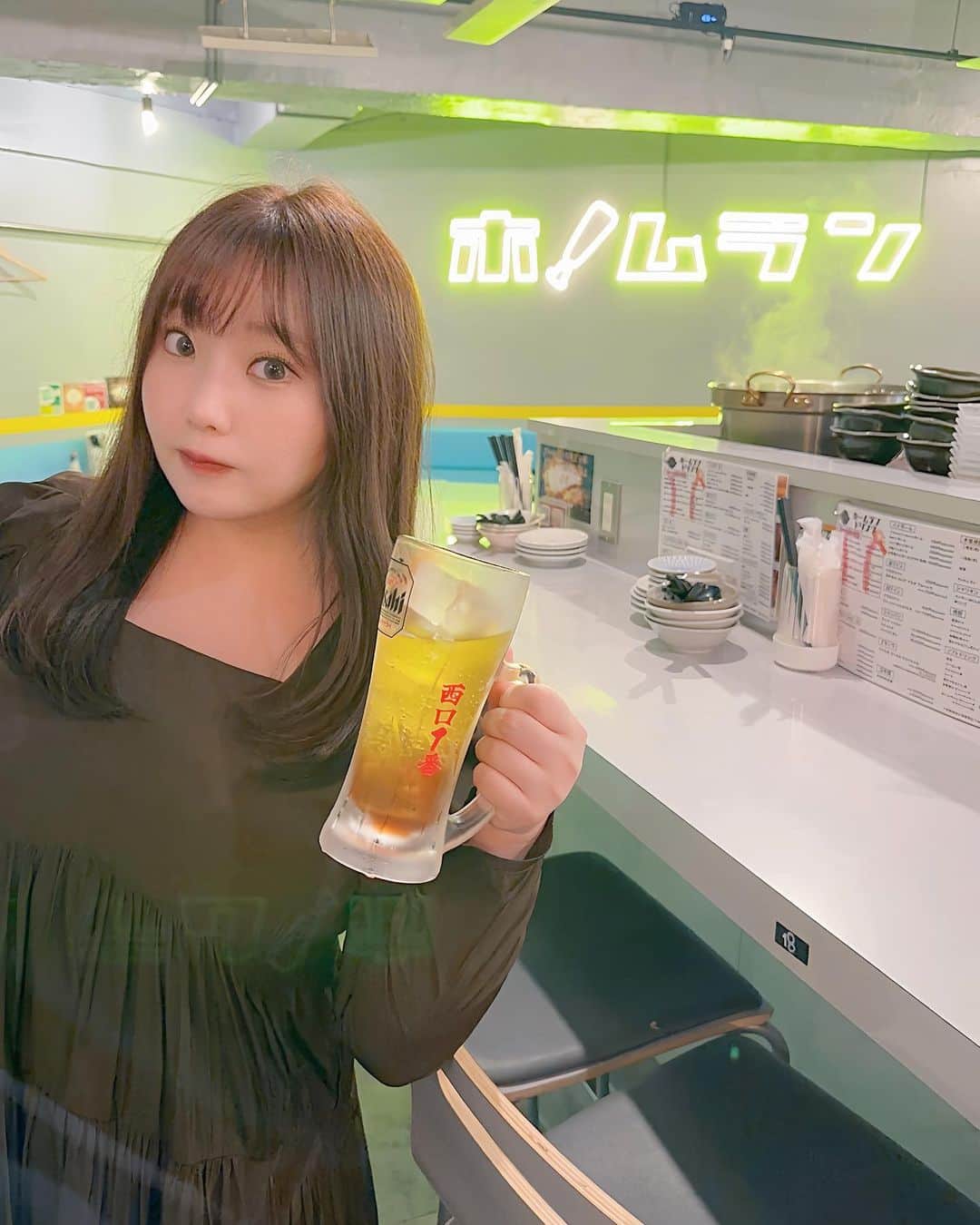 星野めいのインスタグラム：「ネオ居酒屋に行ってきました！ 花粉症のお薬がきいてぼーっとしていたので この日はソフトドリンクで🥤💕 みなさん秋花粉大丈夫ですか？😔  このエビフライが魅力的〜🍤 トロタクなどもあっておつまみが私の好みでした！  PR @homerun0315 #西口酒場ホームラン #新宿西口 #新宿西口グルメ #新宿西口居酒屋 #新宿西口バー #昭和レトロポップ #昭和レトロ雑貨 #新宿居酒屋」