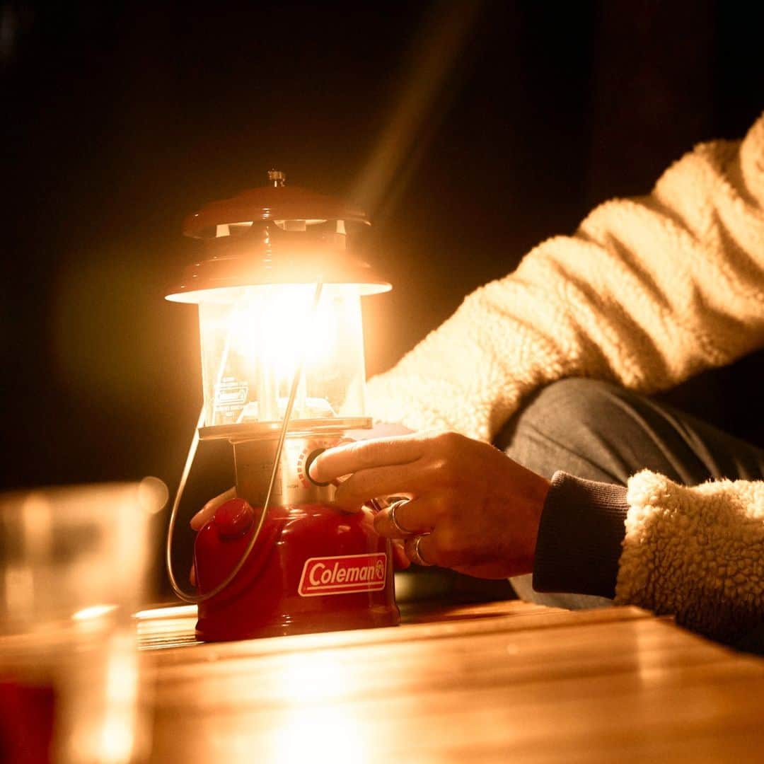 Coleman Japanのインスタグラム：「【存在感を放つ、コールマンレッド】  時代が移り変わってもキャンプの夜を灯し続けるガソリンランタン。テントサイトでひときわ存在感を放つ、コールマンレッドを灯そう💡✨  ・  #灯そうColeman #灯そうコールマン #灯そう #Coleman #コールマン #Camp #キャンプ #Outdoor #アウトドア #Lantern #ランタン #ワンマントルランタン」