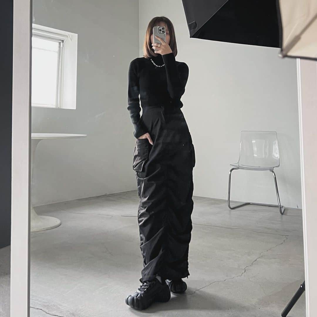 ぐでみなみのインスタグラム：「真面目なのは一枚目のみ。  最近のリアルバイがブラック多すぎて今月はブラックコーデに侵食されそうです♡☺︎  #ブラックコーデ #selectmoca  @selectmoca」