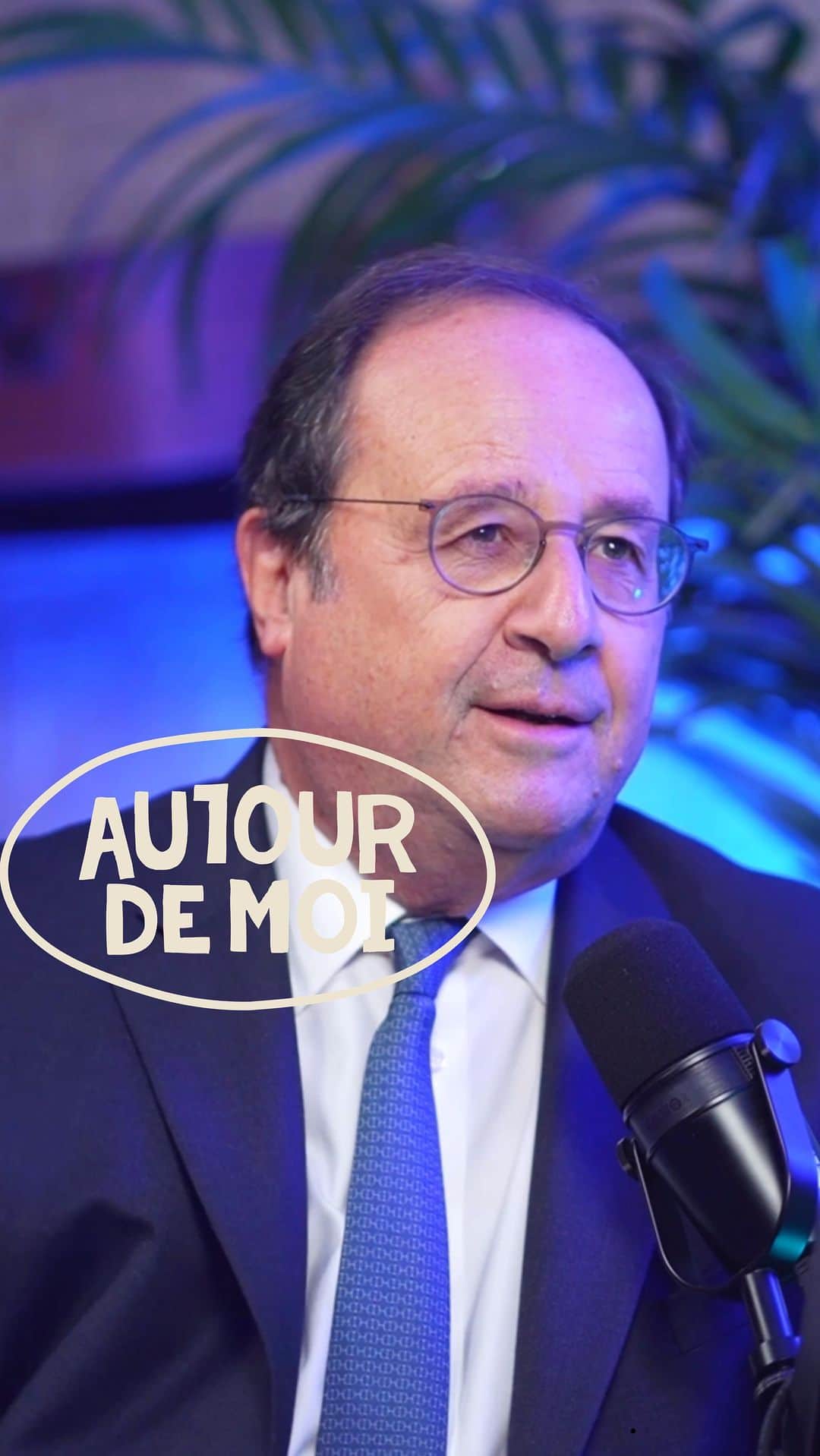 フランソワ・オランドのインスタグラム：「💙 @fhollande a voulu nous parler de sa mère, ce qu’il ne fait jamais. Ou comment son souvenir l’a accompagné dans son mandat de Président de la République ? Un épisode spécial, pour les livres d’histoire 🇫🇷 ÉPISODE DISPONIBLE SUR YOUTUBE 🎥 ET EN PODCAST 🎙️  💙 AUTOUR DE MOI, c’est la première discussion où l’on demandera à nos invités de ne pas parler d’eux mais de parler de ceux qui sont autour d’eux.   Pour soutenir MALEK et AUTOUR DE MOI 💙 :  ✅ Je m’abonne à la chaîne YouTube MALEK DÉLÉGUÉ  et/ou aux plateformes de podcast - lien en bio -  ✅ Je PARTAGE, COMMENTE et LIKE ce réel ✅ Je m’abonne au canal de discussion AUTOUR DE MOI 💙 - sur mon profil -   Mucho love 🫶🏽  #AutourDeMoi #ADM #Podcasts #FrançoisHollande #PrésidentDeLaRépublique #Politique」