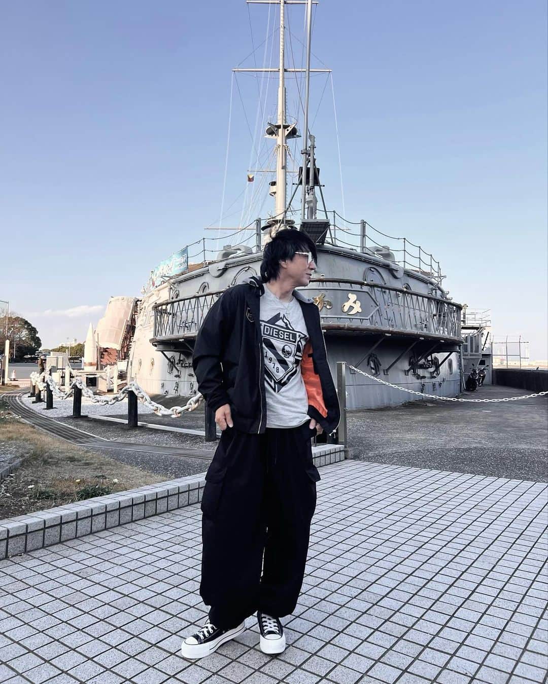 遠藤一馬のインスタグラム：「今日は海でロケのはずが、もの凄い強風で動画撮影を断念！😣 髪型セットしてもまるで意味無し！ 天気は良かったんだけどね☀️  #軍艦三笠　#横須賀」