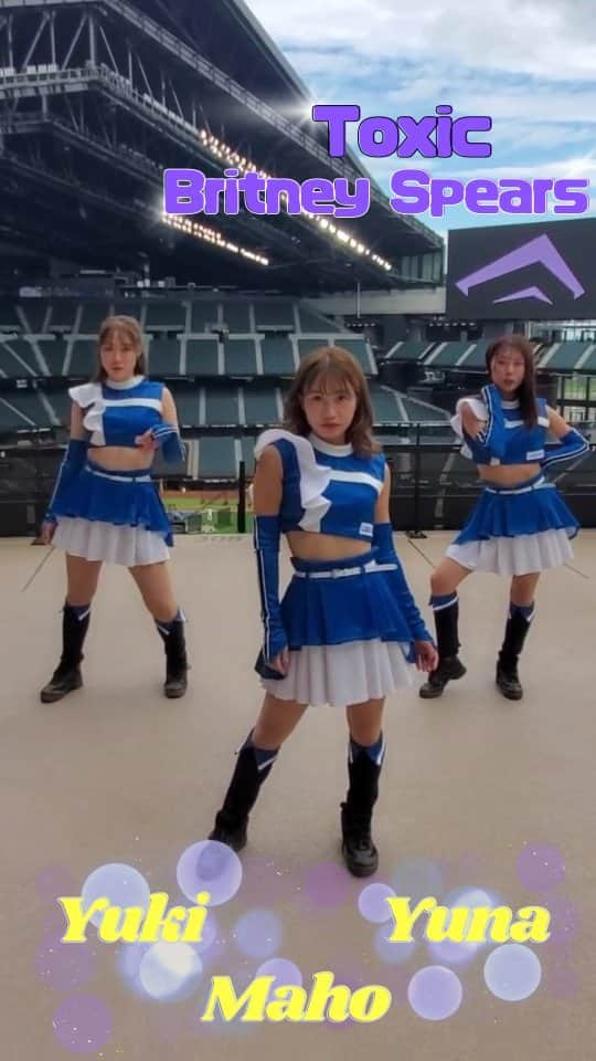 ファイターズガールのインスタグラム：「. 【2023FGダンス】  ゆうな、まほ、ゆうき で Toxic/Britney Spears を踊りました  グラウンドでのパフォーマンスではみせない セクシーでクールな表情と、ダンスにご注目ください！  Fビレッジのイルミネーションはもうご覧になりましたか？ とっても綺麗なので、お近くにお越しの際はぜひお立ち寄りください✨  ⁡#ファイターズガール⁡ #lovefighters #北海道日本ハムファイターズ #新時代 #FANS_ARE_OUR_TREASURE #fightersgirl #上村優菜 #大西真帆 #田原悠希」