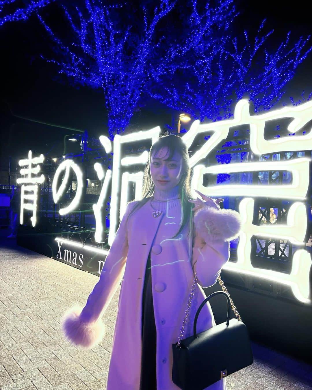 山根かずみのインスタグラム：「青の洞窟💎💙   #青の洞窟イルミネーション  #イルミネーション2023  #渋谷  #表参道  #いちょう並木  #よよぎこうえん  #おのでら  # #クリスマスマーケット  #xmasmarket」