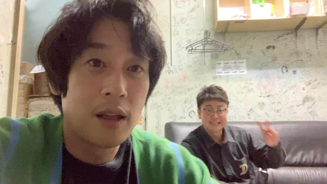 村上健志のインスタグラム：「密着。」