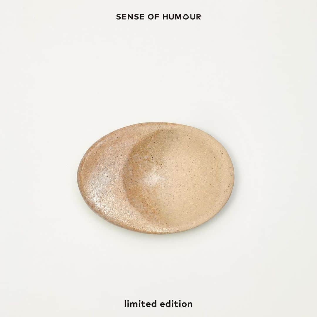 センス・オブ・ヒューモア SENSE OF HUMOURのインスタグラム：「インセンスホルダー Listening to Stone No.6販売のお知らせ  ＿＿＿＿＿＿＿＿  ◼︎インセンスホルダー Listening to Stone No.6 「インセンス ワシペーパー（和紙のお香)」のお香置きとして、またはオブジェとしてもお楽しみいただける陶器ブランド「éphēlis(エフェリス)」とのコラボレーションインセンスホルダー。（シリアルナンバー入りギャランティカード付き）  インセンスホルダー Listening to Stone No.6 は、1つ1つ手びねりとろくろで制作し、それぞれが異なる風合いに仕上がっております。 眺めて、触れて、心穏やかに過ごす時間をお楽しみください。  SENSE OF HUMOURオリジナル桐箱入りで、大切な人へのプレゼントやご自分へのご褒美にもぴったりです。  ※100個限定 ＿＿＿＿＿＿＿＿  ◼︎éphēlis（エフェリス）@e.phelis   éphēlis（エフェリス） セラミックアーティストのQueenie Chan(クイニー チャン)は、既成の美の基準を覆すための個人的なプロジェクトとしてéphēlisを立ち上げた。 作品の主題は、女性性と親密性。最初のコレクション "Femme"は、造形と機能の探求であり、女性の身体を称え、欠点のある美しさを受容する考えを推し進めた。 最新作 "Listening to Stone"は、ゆっくりとした時間を過ごし、存在していることへの感謝を促しながら、一瞬の静けさと明晰さを感じられるように制作された。  “Femme” “Holding Stone” “Moon” “Dialogue” “Listening to Stone” のコレクションを発表している。  ＿＿＿＿＿＿＿＿ #ephelis #エフェリス #senseofhumour #senseofhumoursalon #センスオブヒューモア #センスオブヒューモアサロン #和紙のお香 #インセンスワシペーパー #てびねり#インセンスホルダー   _」