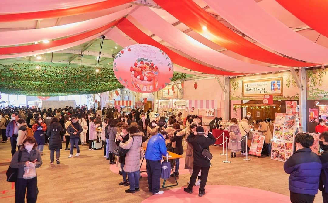 横浜赤レンガ倉庫さんのインスタグラム写真 - (横浜赤レンガ倉庫Instagram)「. 🍓🍓🍓🍓🍓🍓🍓🍓🍓🍓🍓🍓🍓 　Yokohama Strawberry Festival 2024 　　　　　　開催決定！！😍 🍓🍓🍓🍓🍓🍓🍓🍓🍓🍓🍓🍓🍓  11回目の開催となる今回は会場の規模を約2倍に拡大！ 初出店を含む飲食・物販のお店が30店舗以上集結して、いちごづくしの夢のような世界をご堪能いただけます☺  店舗情報など詳細は1月中旬の発表を予定しております。 続報をお待ちください❣  ▼開催日程📆 2024年2月1日(木)～25日(日)／10:00～18:00 ※2月20日(火)は横浜赤レンガ倉庫の休館日に伴い、イベントも休業いたします。  ▼入場料💰 500円(税込) ※横浜赤レンガ倉庫イベント公式アプリ会員の方は300円(税込) ※小学生以下は無料（保護者同伴に限る） ※飲食・物販代金は別途かかります  #ヨコハマストロベリーフェスティバル #横浜赤レンガ倉庫 #赤レンガ #yokohamaredbrickwarehouse #横浜 #横浜観光 #横浜グルメ #みなとみらい #🍓 #いちご #いちごスイーツ」12月7日 20時16分 - yokohamaredbrick