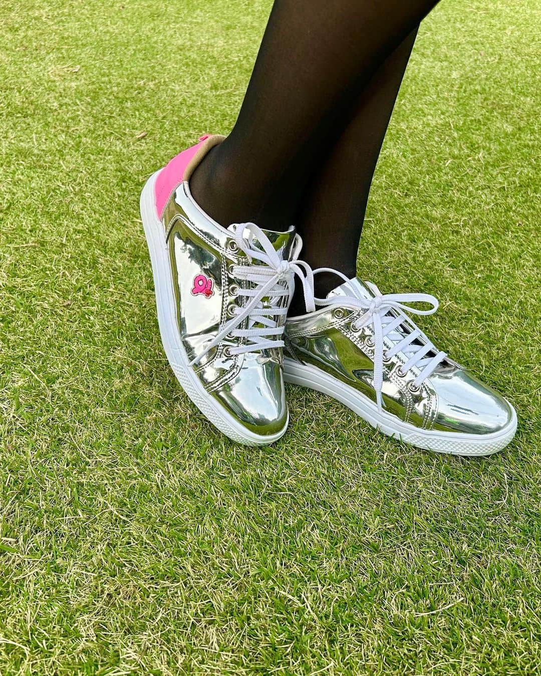 高橋としみさんのインスタグラム写真 - (高橋としみInstagram)「少し前の写真⛳️  ピンクのコーデに ピンクの差し色が入ったシューズ❤️ @archivio.official だよ✨✨ シューズの底までオシャレ☺️ 3枚目の動画で見てみて🏌️‍♀️  ウェア全身　@champion_japan  #pr#ゴルフ#ゴルフ女子#ゴルフウェア#ゴルフシューズ#golf#ゴルフ好きと繋がりたい #アルチビオ#チャンピオンゴルフ」12月7日 20時16分 - toshimi_1002