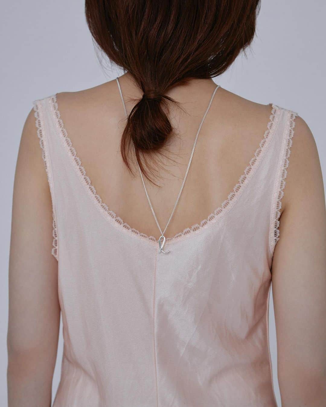 エディットフォールルのインスタグラム：「. LULU holiday jewelry collection ❄️vol.1 Saskia Diez @diezsaskia 12.9 11:00 start  initial necklace ¥35,800 tax in 今回、LULUのLを特別にオーダー。  ribbon earrings ¥12,100 tax in ※片耳のみの販売となります。  bijou ear cuff ¥10,500 tax in plate necklace ¥27,500 tax in plate ear cuff ¥10,500 tax in  photo @whiten_kaede  hairmake @rika_samejima」