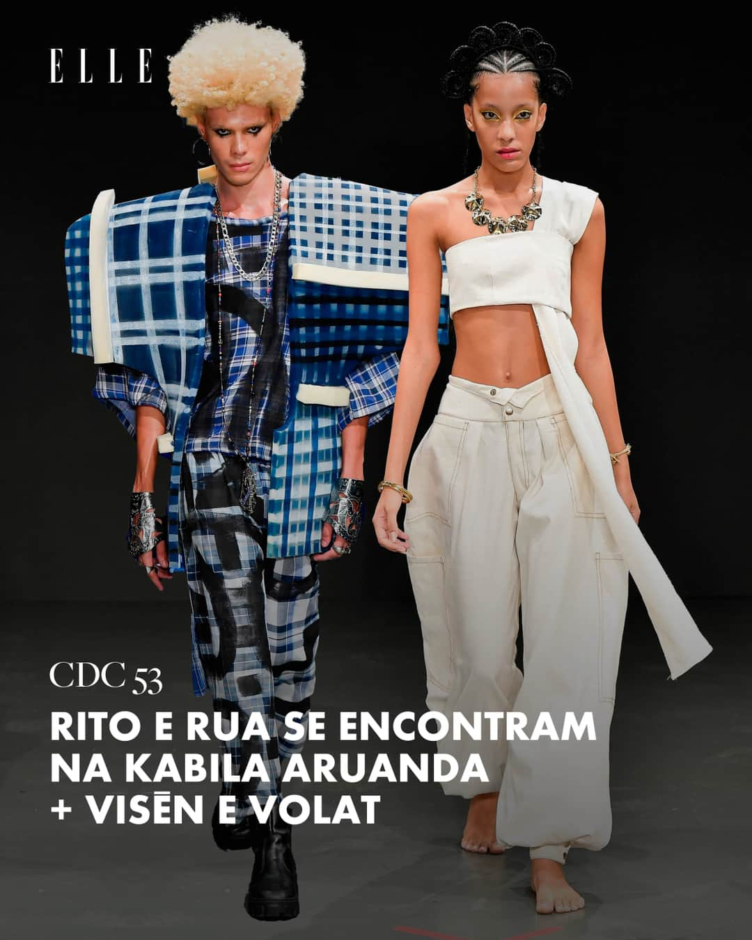 ELLE Brasilのインスタグラム：「O segundo dia da 53ª edição da @casadecriadores começou nesta quarta-feira, (6.12), com duas novas marcas se apresentando ao som de musica ao vivo.  Com um quinteto de cordas, @kabilaaruanda (que há 32 anos trabalha com moda) e @visen.br (designer que também mantém uma conexão com a rua por meio do pixo) apresentaram uma coleção em parceria.   Ambos se conheceram no Instituto Casa de Criadores, plataforma cujo objetivo é descentralizar e democratizar o ensino de moda, que funciona desde novembro de 2021. Em shapes agigantados, camisas-vestido em xadrez cruzaram a passarela com pinturas à mão sobre elas, desenhos que misturam a realidade dos criativos, como os Pontos Riscados do Candomblé, a religião dela, e as insígnias de pichação dele. Destaque também para as ombreiras e acessórios, tanto os de espuma quanto os de metal.   A @volatbrand, por sua vez, marca do duo Leticia Cortes e Girassol, desfilou ao som dos atabaques uma coleção que ganhou o nome de Yorubanidade. Nela, a cultura do povo Yoruba (de regiões hoje conhecidas como Nigeria, Benim e Togo) é projetada em roupas contemporâneas de fibra natural (por isso a paleta majoritariamente clara) e shapes que mesclam alfaiataria com streetwear, como capuzes e zíperes. Atenção para os modelos que entravam na passarela dançando antes de começarem a desfilar.   Em comum entre as marcas, uma celebração de ancestralidades em perspectivas atuais, garantindo imagens de moda fortes. Estilistas para manter o olho atento. (via @gabrielhmonteiro, fotos @agfotosite)」