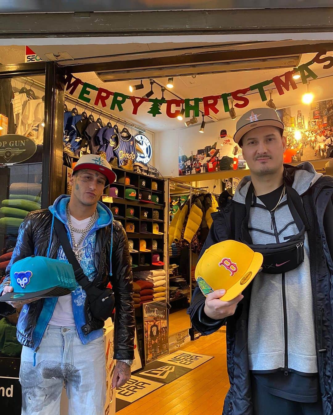 GROW AROUNDのインスタグラム：「#growaroundnewarrivals   NEW ERA 59FIFTY FITTED  今週も別注シリーズが４型登場🔥  今回は @cookinsoul さんと @ricosuaveyatusabe さんにモデルをして頂きました✨  ご来店ありがとうございます🤝  明日12/8(金) 渋谷店・オンライン 12:00〜 横浜ビブレ店 11:00〜 お台場ダイバーシティ店 11:00〜 お台場アクアシティ店 11:00〜 町田東急ツインズ店 10:00〜  発売開始です💁‍♂️‼️  お見逃しなく🫡」