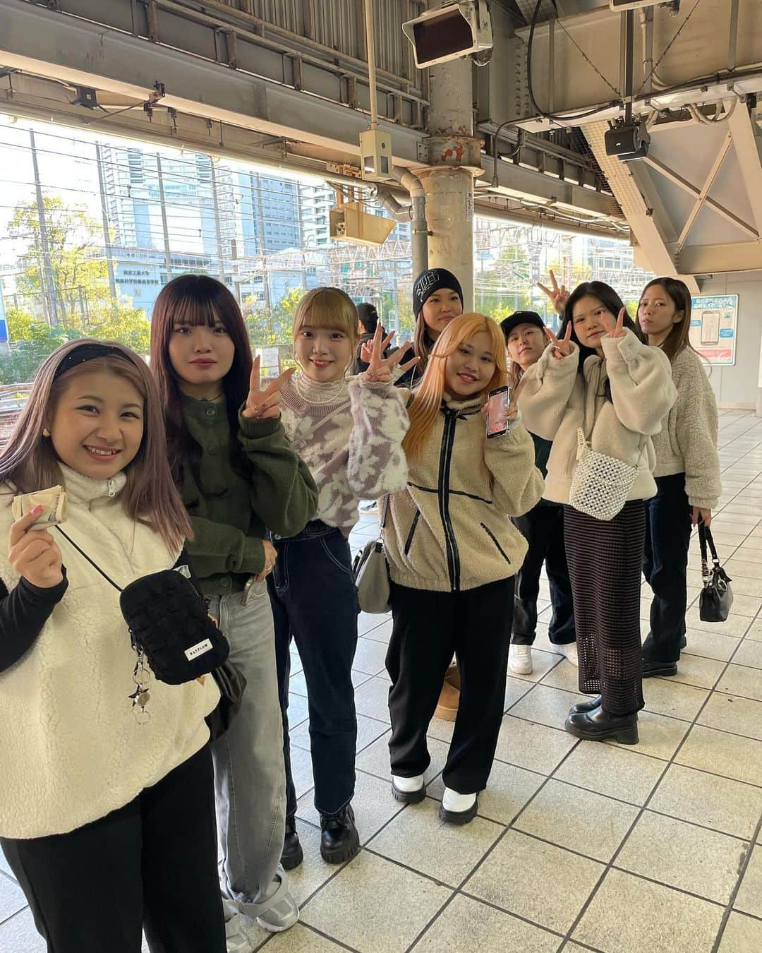 Bmodeさんのインスタグラム写真 - (BmodeInstagram)「-B’mode school life [new]- 『東京研修旅行レポート①』  トータルビューティー科1年生東京研修旅行の様子をお届け！  日本の中心！東京で美容需要に触れる機会として研修旅行を実施しています🗼沖縄にはない規模のコスメブランド店舗に行ったり、日本一の百貨店でタッチアップやカウンセリングを受けたりしました🔥宿泊ホテルも含め素敵な接客を受け感動！  世界最大級のネイルイベント東京ネイルエキスポ会場でもお買い物やネイリストの技術を見学🌟  沢山歩いた3日間！美容に関する事以外にも色んな事を吸収した皆さんでした🤗  ----オープンキャンパス予約受付中----  #美容学校 #美容専門学校 #沖縄美容学校 #ビーモード #ビューティーモードカレッジ #bmode #沖縄 #美容師 #エステ #ヘアメイク #ネイル #マツエク #メイク #専門学生　#美容学生 #沖縄美容 #トータルビューティー科 #美容科」12月7日 20時35分 - b.mode