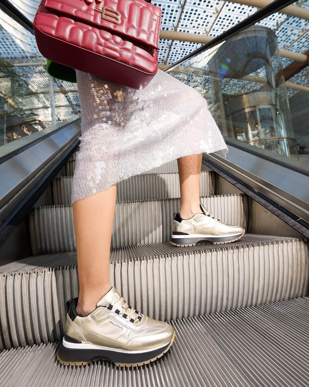 バルディニーニさんのインスタグラム写真 - (バルディニーニInstagram)「Let your journey be a testament to the remarkable bond between a metropolistan and their shoes, where every step is an adventure, and every adventure leaves its mark.  But don't forget to take your favorite bag with you, comfortable and spacious to tackle the day.  #baldinini」12月7日 20時26分 - baldininiofficial