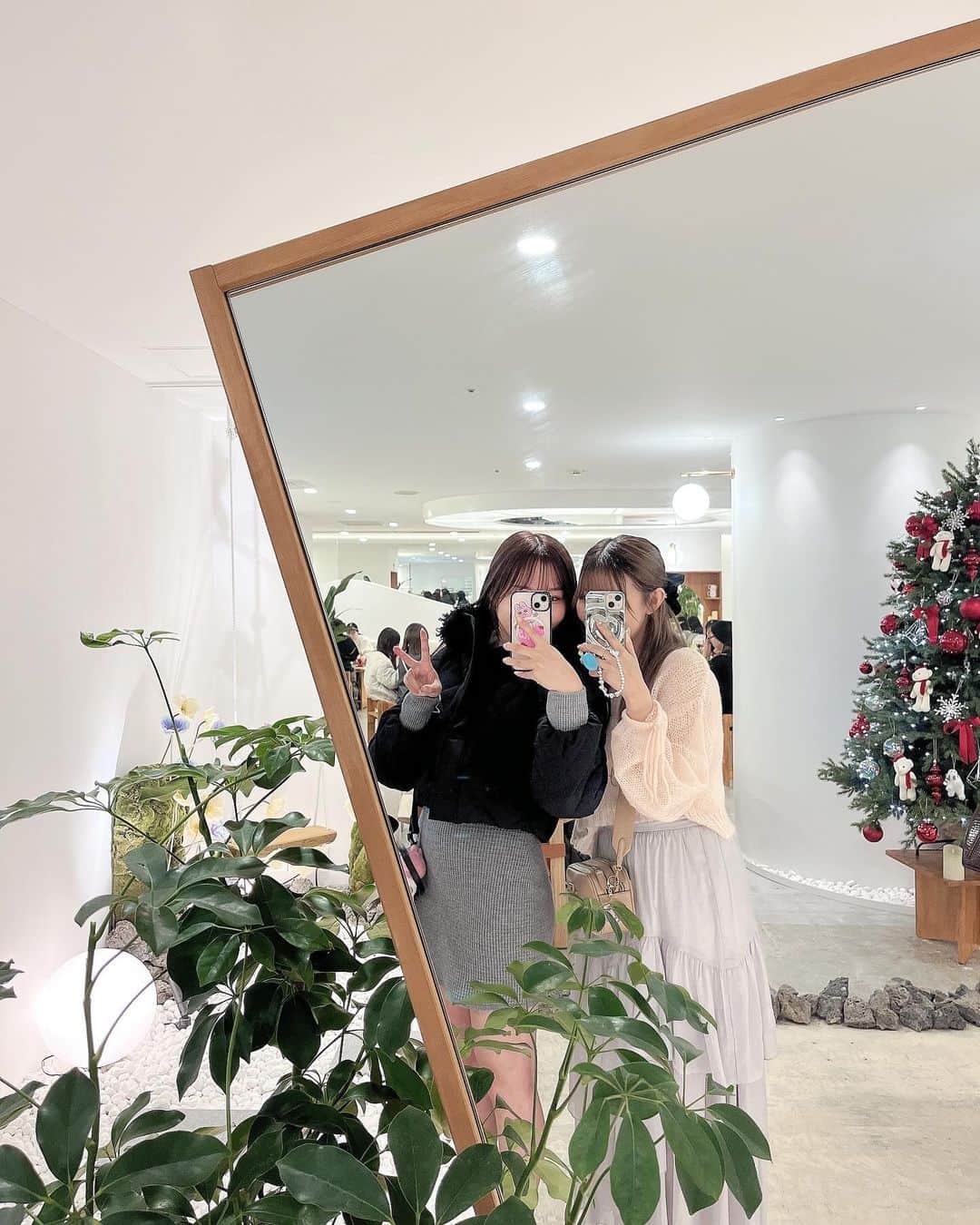 夏井さらさんのインスタグラム写真 - (夏井さらInstagram)「横浜にあるクリスマスカフェ🎄🪿 @muun_seoul   横浜のビブレの中にあるカフェ！ 人気で混んでたけど席数多いから割とすぐ座れたよ！♡  ワッフルのとってもいい匂いがして幸せだった…＾＾＾＾🍂  最後の写真のお席が結構穴場で可愛く写真も撮れたからオススメ🪄  . . . #muunseoul #横浜カフェ #フレンチガーリー #クリスマスカフェ」12月7日 20時26分 - sara_natsui