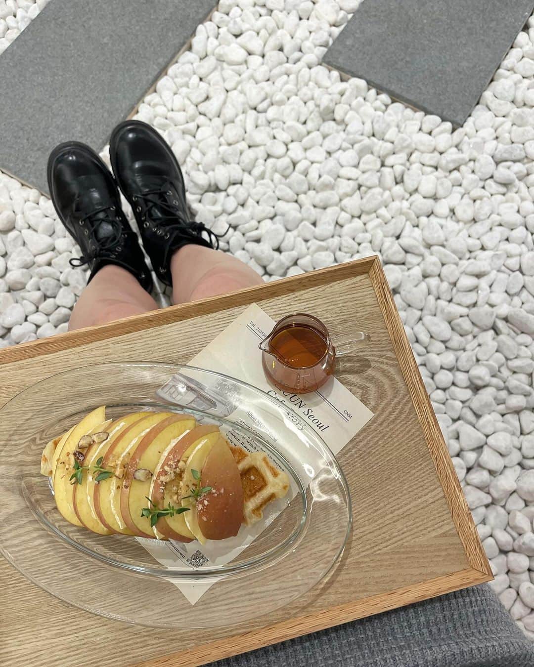 夏井さらさんのインスタグラム写真 - (夏井さらInstagram)「横浜にあるクリスマスカフェ🎄🪿 @muun_seoul   横浜のビブレの中にあるカフェ！ 人気で混んでたけど席数多いから割とすぐ座れたよ！♡  ワッフルのとってもいい匂いがして幸せだった…＾＾＾＾🍂  最後の写真のお席が結構穴場で可愛く写真も撮れたからオススメ🪄  . . . #muunseoul #横浜カフェ #フレンチガーリー #クリスマスカフェ」12月7日 20時26分 - sara_natsui