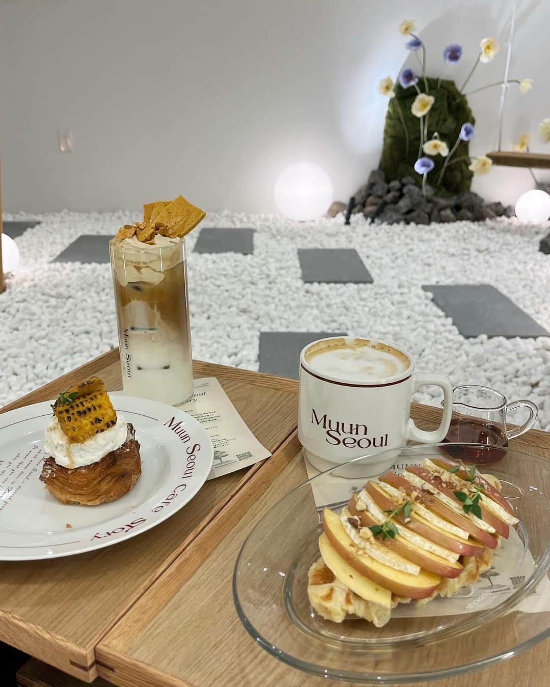 夏井さらさんのインスタグラム写真 - (夏井さらInstagram)「横浜にあるクリスマスカフェ🎄🪿 @muun_seoul   横浜のビブレの中にあるカフェ！ 人気で混んでたけど席数多いから割とすぐ座れたよ！♡  ワッフルのとってもいい匂いがして幸せだった…＾＾＾＾🍂  最後の写真のお席が結構穴場で可愛く写真も撮れたからオススメ🪄  . . . #muunseoul #横浜カフェ #フレンチガーリー #クリスマスカフェ」12月7日 20時26分 - sara_natsui