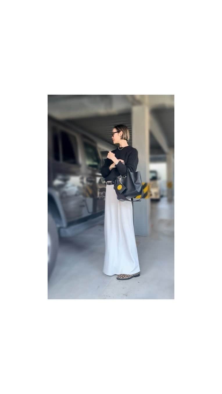 小林有里のインスタグラム：「♡ 👜🌝💓 ご報告&本日のやらかし。 . . やらかし。 勘違いでいつもの撮影現場に♡ 往復2時間、 みなさまのお顔を見に行った、だけ♡ﾁｰﾝ (もちろん、すっぴんで☺️) . それでもパール仕入れやら ランニングやら、 その後は充実、ということで...☺️ . . . そしてご報告です🥰🎉 . 今日持っていたこのbag！ なんと、 以前 @breath_official_ さまとのコラボが とっても好評だったとのことで、 デザインそのままに人気の素材に変更✨ バージョンアップして戻って来たんです😉🎉 . 試行錯誤を重ねて 一から作った思い入れのあるものだったので 今回の話を聞いた時は もう、嬉しくて嬉しくて...♡ . . ショルダーベルト、 パイピングや金具などなど... カジュアルさの中に重厚感も兼ね備えていて コーディネートが締まるんです😉✨ (ﾆｺちゃんはLazoの◡̈) . . 12/15〜先行予約開始です❣️ . . バイカラーで新色も...🤎 . ぜひぜひチェックしてみて下さい☺️🫶 (ストーリーズに貼っておきますね♡) . . . . #kobafashion  #PR#breath_topkapi  #やらかし日記」