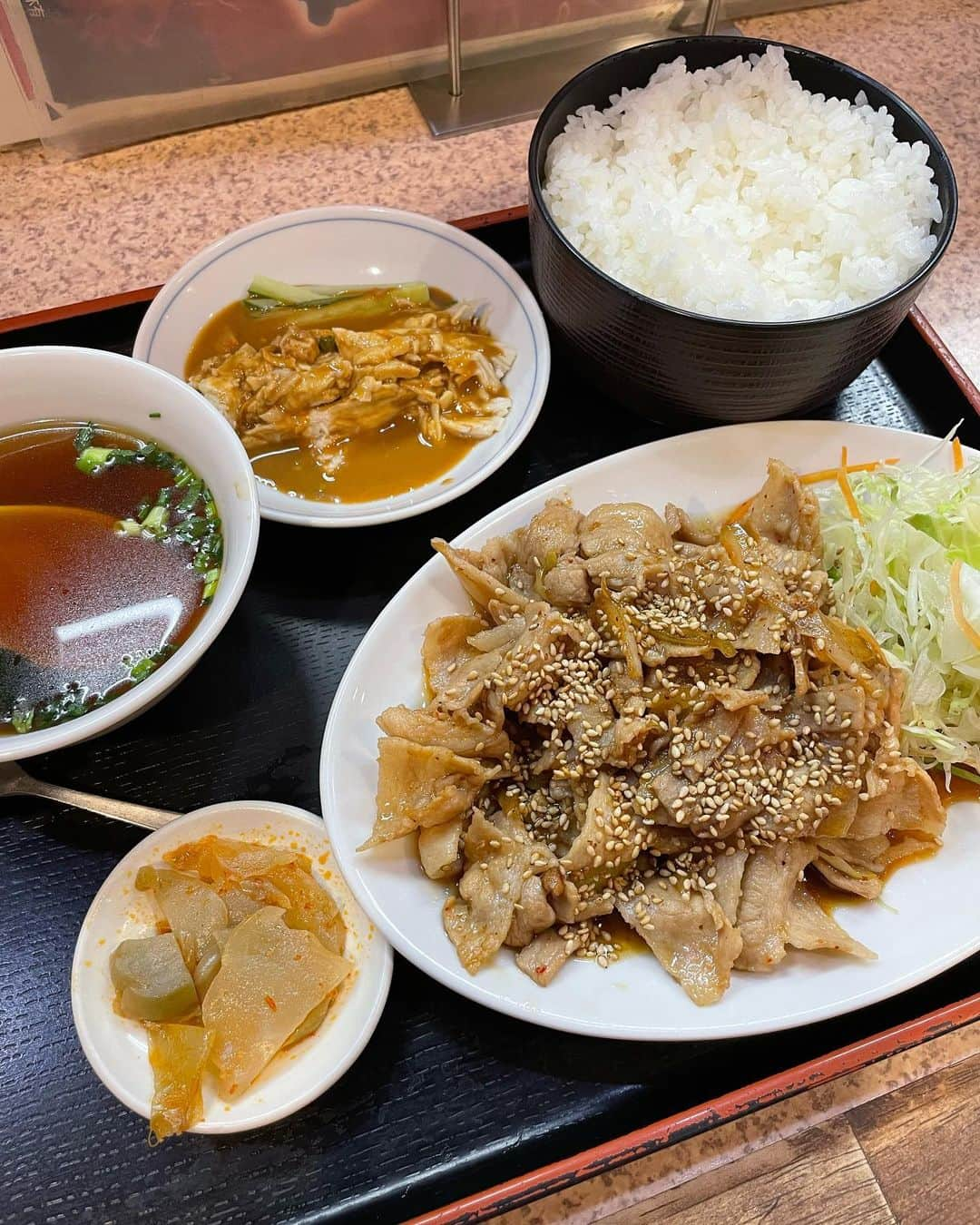 黒山健一さんのインスタグラム写真 - (黒山健一Instagram)「食の旅❗️ いつもの中華料理屋❗️ 焼肉定食、麻婆豆腐丼、水餃子❗️ やっぱり中華やね〜中華😍  #食の旅 #中華料理 #水餃子 #麻婆豆腐丼 #焼肉定食 #なかんだかり」12月7日 20時30分 - kenichi_kuroyama