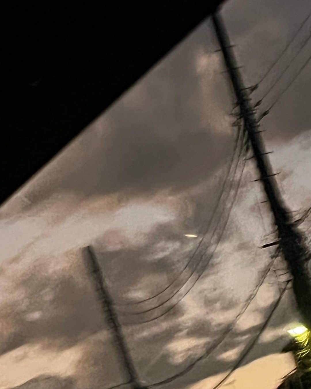 桜ひなのさんのインスタグラム写真 - (桜ひなのInstagram)「夜になりそうな空と月と 東京タワーすき。 ⁡    #空  #夜空  #月  #東京タワー」12月7日 20時31分 - hinano_sakura_official