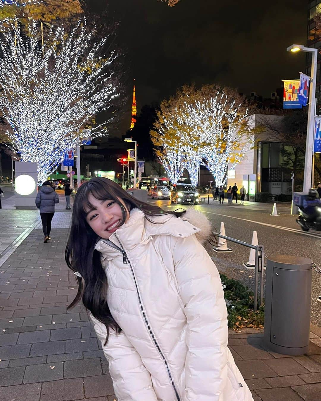 中嶋桃花さんのインスタグラム写真 - (中嶋桃花Instagram)「六本木のイルミネーション本当綺麗で、東京タワーも見えて歩いてるだけで楽しかった！！🩷  この日のtiktokも載せたんだけどもう見てくれたかなー？🥺 フィルムカメラでも撮ったから @apr29_cam に載せるね✨  #イルミネーション #六本木イルミネーション #けやき坂イルミネーション」12月7日 20時31分 - momoka_nakajima