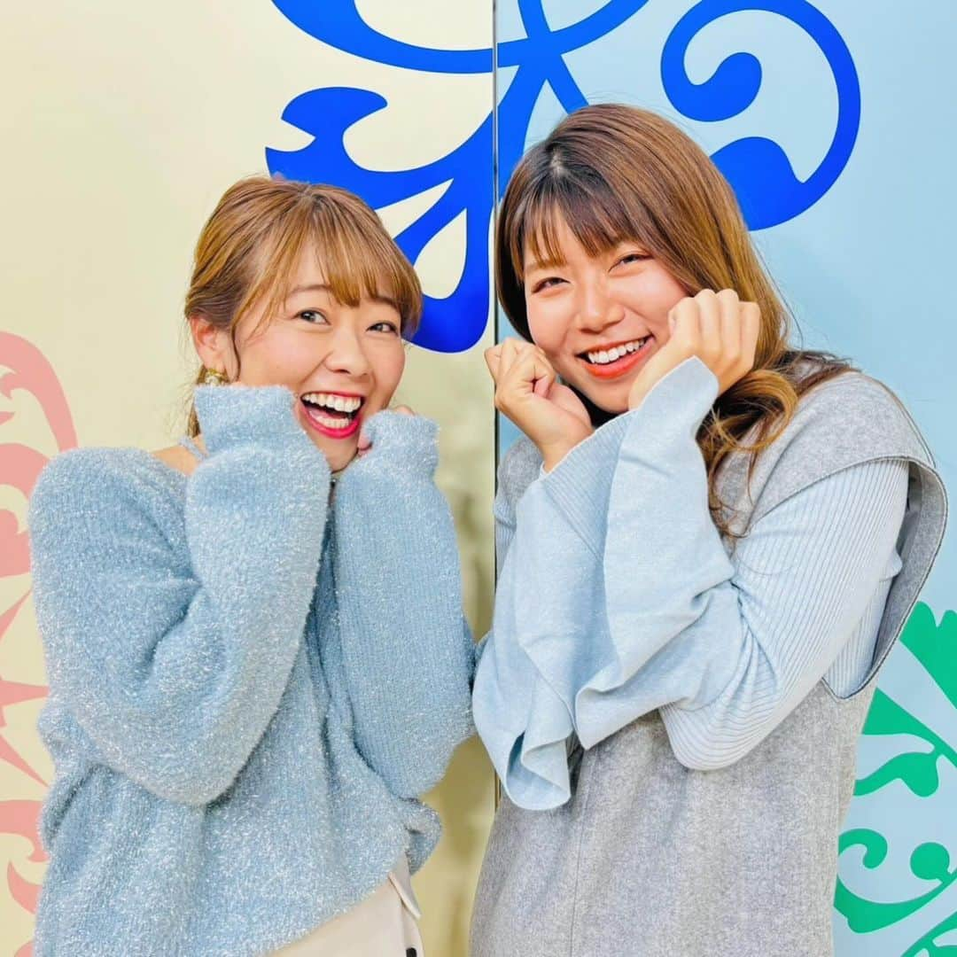 滝香織のインスタグラム：「. . よるマチ！の衣装 先週と今週は、#lounie でした✨ @lounie_jp   1〜4枚目 11月29日、いい肉の日で、お肉尽くしの企画をお届けしました✨ 衣装は、水色のニットのキラキラがクリスマス🎄感があって、かわいい💕 冬のデートにぴったりなコーデ😆 3枚目、29のつもりが、9が逆！！！  5〜9枚目 昨日は、乾杯企画🍻まき姉さんの飲みっぷりがかっこよかった😁 衣装はトップスの首元パールがかわいい💕しかも、首の後ろがVの字になってるんです。 ヘアスタイルもそれに合わせて、ポニーテールがポムってなってておしゃれ♪ @coco_rubis   スカートもパンツもほんと形がきれいなんですよねぇ✨ 白のスカート、パンツって難しいんですけど、さすがlounieさん！！  よるマチ！も今年残すところあと2回✨ 1年早い！！！！！  #冬コーデ #デートコーデ #ファッション #パールニット #ヘアスタイル #ヘアアレンジ #アナウンサー衣装 #アナウンサーコーデ #アナウンサー」