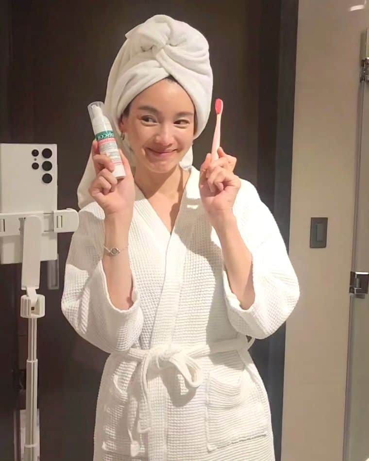 チョン・ガウンのインスタグラム：「🎉이벤트 당첨자 발표🎉   디스콜치약은 저도 작년에 우연히 한번  사용해 보고 정착한 거품치약이에요.   펌핑 한 번으로 입안에서  거품이 구석구석을 개운하게 해요.   그리고 가성비 부분에서도 거품 타입이라  일반 치약보다 약 7배 더 오래 사용 가능해요.   이제 치약은 디.디.디스콜로 정착하자구요😍   🙌 자 이제 커피쿠폰 이벤트 당첨자를 발표합니다.   @happy_gloria4620  @camping_reality @new_lucy_ @yoonimom_1207 @lovely_gwon @kindseoseong @hyejin.jung.78 @tj_love_jua @__tori9   당첨되신 분들 모두 축하드려요~   🔔 당첨자 분들은 "성함", "연락처" 를 @thedream_87 으로 디엠 꼭 보내주세요:)  그리고 내일 오전 10시쯤 완전 훈남대표님과 라방 진행 예정이예용^^」