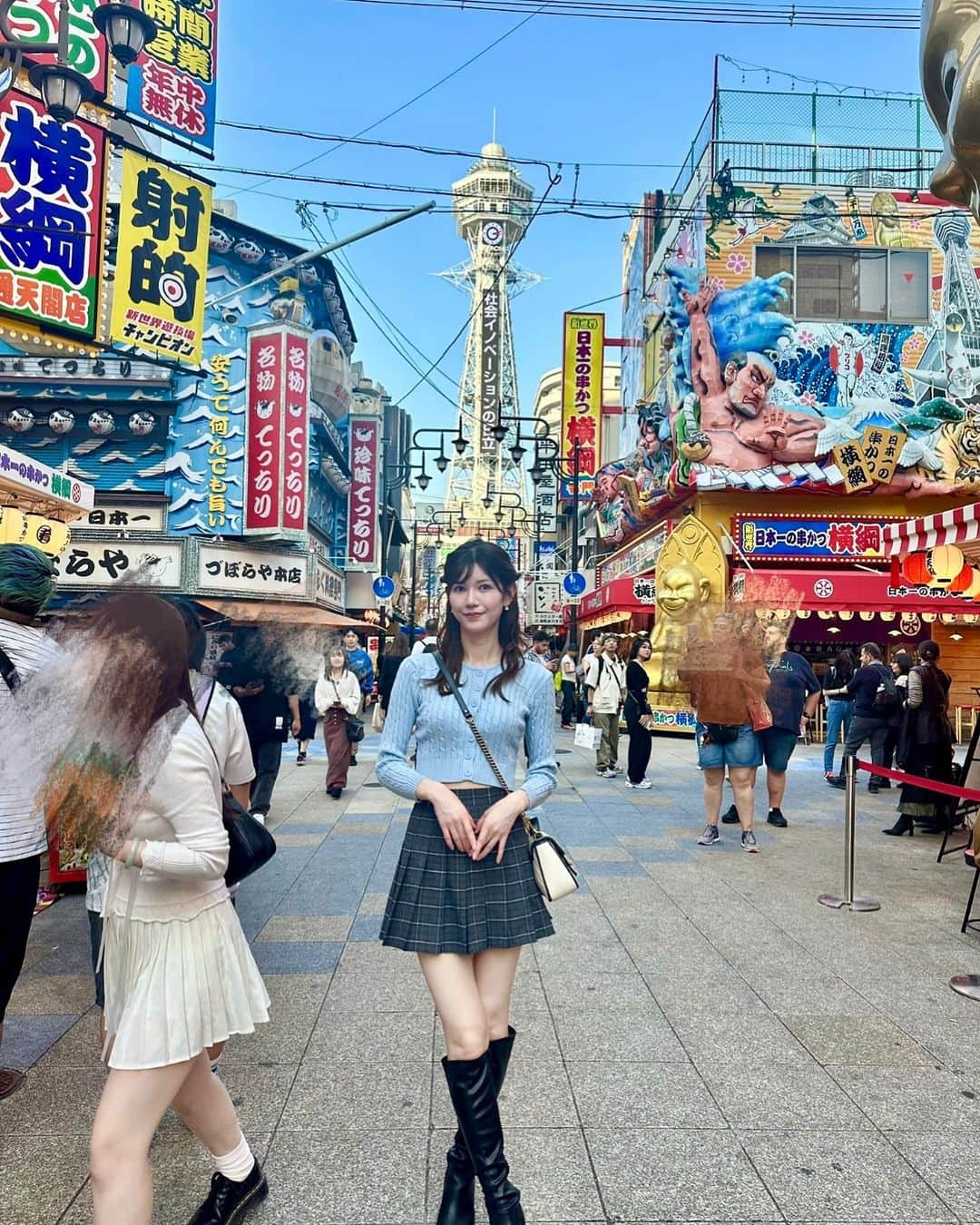 IKUMIのインスタグラム：「こんな見事に私だけボケてる写真ある？  大阪通天閣です  .  #通天閣#大阪#大阪ミナミ#大阪観光 #大阪旅行#難波#心斎橋#天王寺#動物園前#新世界#関西旅行#関西観光#インスタグラマー#インフルエンサー#osakajapan #japanesemodel #japanesegirl #asiangirls #asianbeauty #asianmodel #ロングブーツ#ミニスカート#クロップド丈#ショート丈トップス #フリーモデル#美人#美女#ブルベ夏#骨格ウェーブ#モデル撮影」