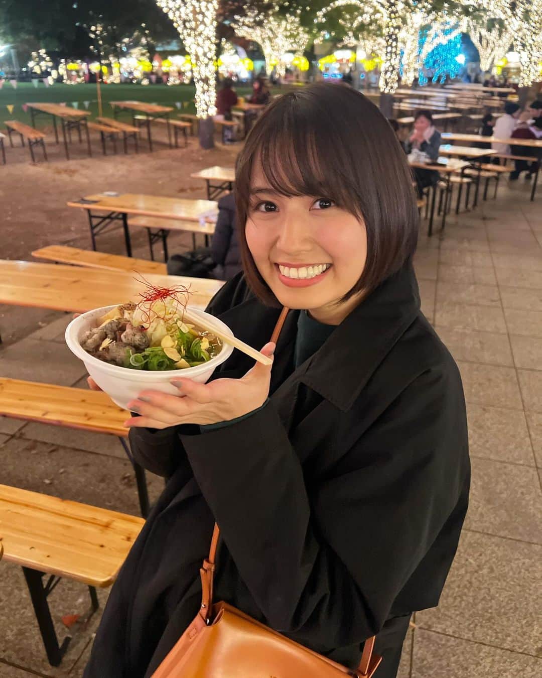 新谷あやかのインスタグラム：「・ #クリスマスマーケット in天神中央公園🎄  仙頭の塩もつ鍋ばり美味しい😍 あったまる〜  ・  ソーセージとか、ケバブとか、チュロスとかとか洋なモノもあるけど、和もあるけんほっこりする♡  ・ 12月25日までやけん、みなさん是非是非遊びきてね🥰 食べ歩きできるし、テーブルや椅子も各所にあるし、ばり楽しいよ！！  ・  ※4枚目はポートレートです。」