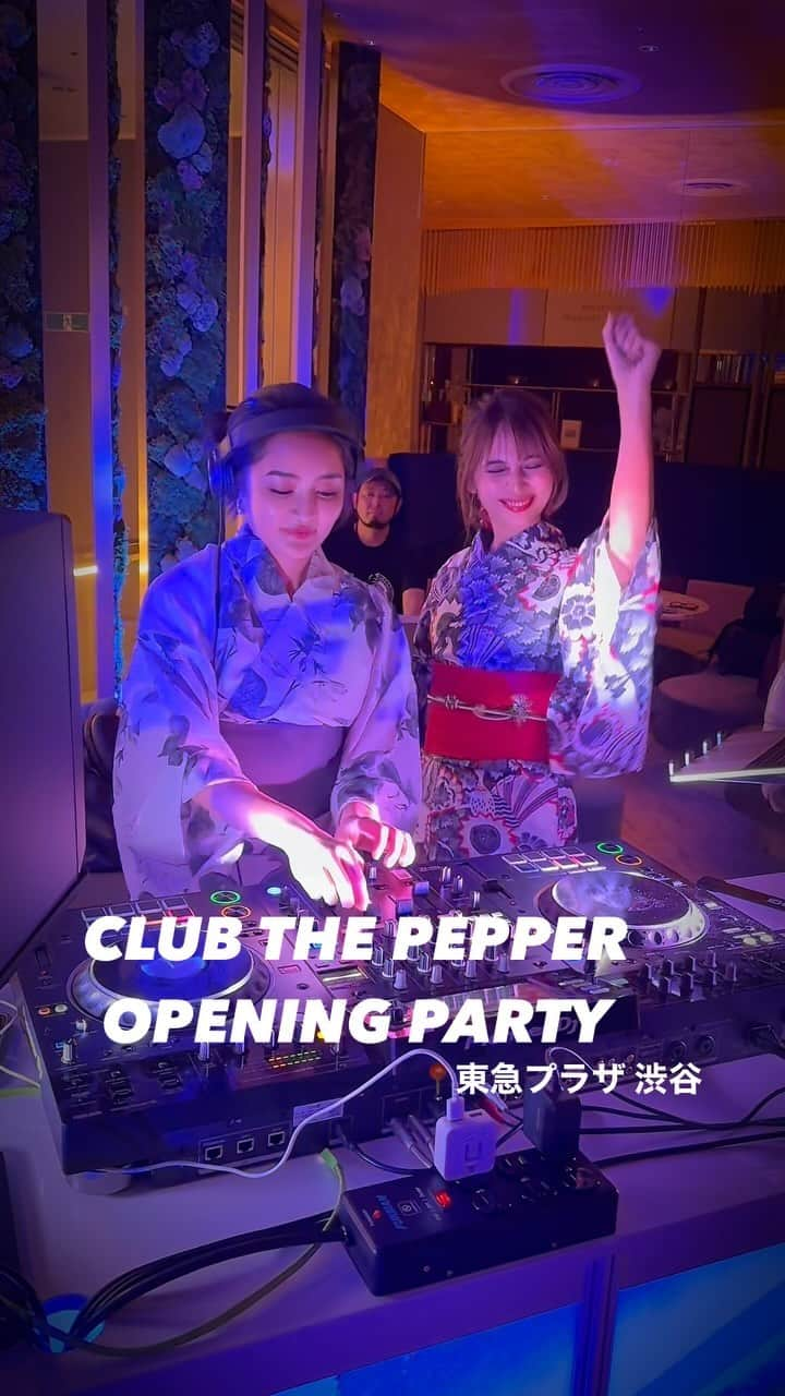 DJ Cellyのインスタグラム：「東急プラザ渋谷のCLUB THE PEPPERのオープニングパーティーで浴衣DJでした🎧 この日のダンサーはもちろんペッパーくん🤣🤣！  大好きで大尊敬のRINAさんともご一緒出来て嬉しかった〜✌🏻  #clubthepepper #クラブザペッパー #dj #djing #dj動画 #東急プラザ渋谷 #浴衣 #ロボットダンス」