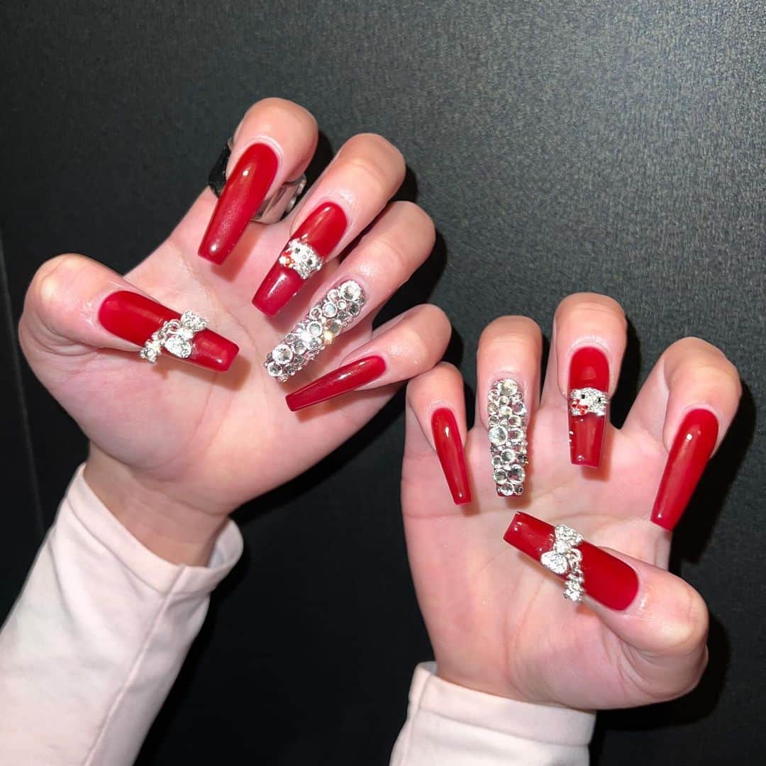 コノミのインスタグラム：「Xmas kirakira kitty nail❤️💅🏻 @o3nai2lo いつもありがとう御座います! 実際で見るともっと暗い赤でﾁｮｰkawaiiﾅﾉ YouTubeのコメント欄でも言われたけどりある末端冷え性で手赤い꒰∪´ɞ̴̶̷ ·̫ ɞ̴̶̷ ꒱」
