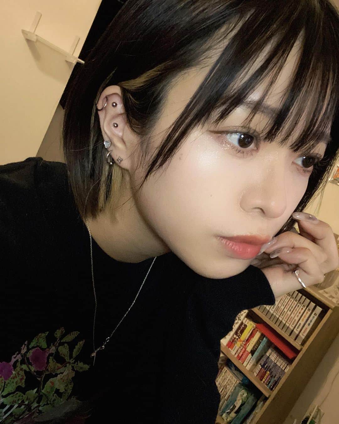 永井亜子のインスタグラム：「明日発売の【Night】シリーズ🌙 ダブルフェイスバーベルだからどっち表にしてもいい！ 私はキラキラの方が裏側になるようにつけてる🫶🏻  https://www.e-medistore.com/sp/  #medistore #pr」