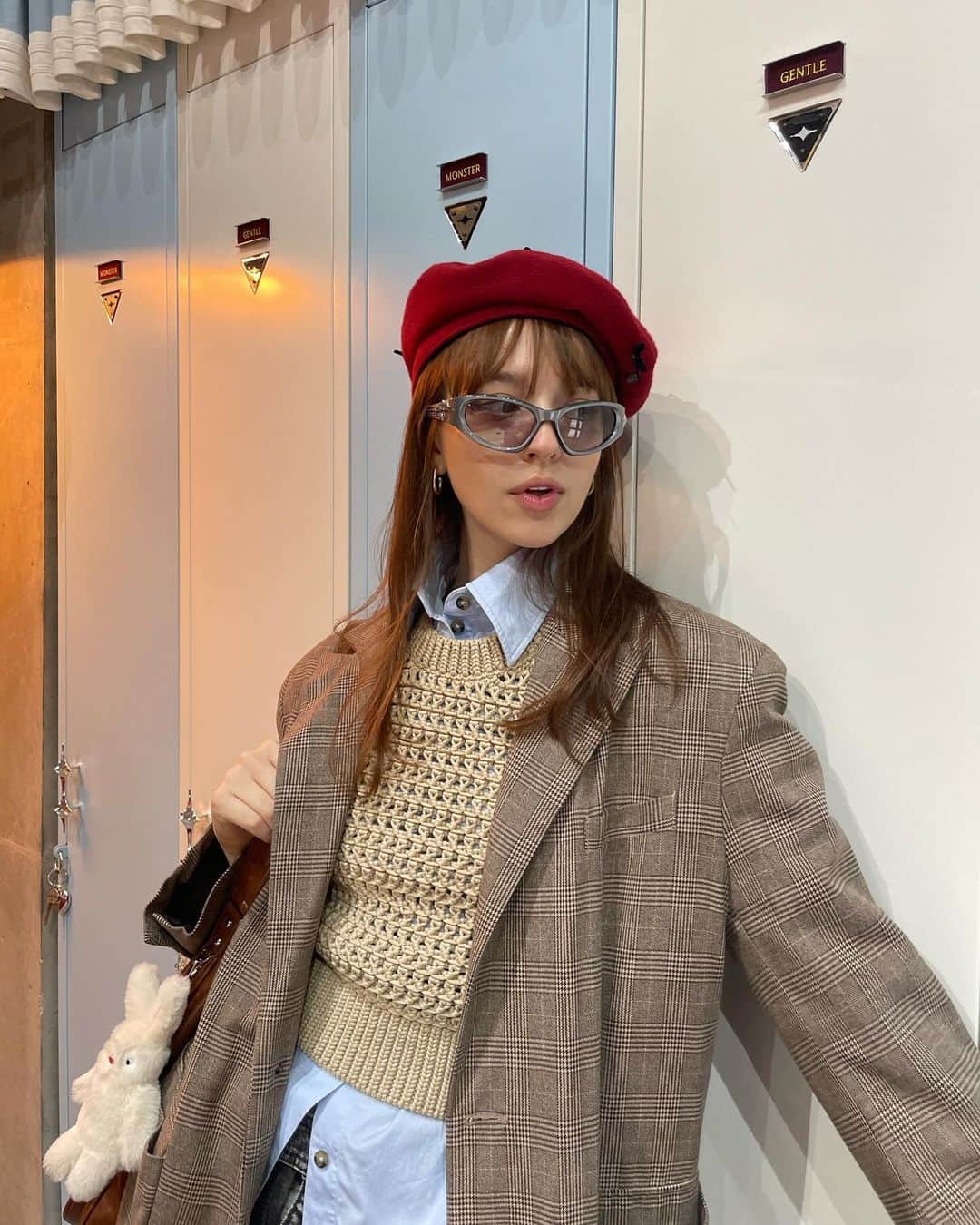 アンジェリーナ・ダニロヴァのインスタグラム：「앞 머리 컷 하고 @holimholic_ 동네 산책.✨🪼  #ootd #wmuse」