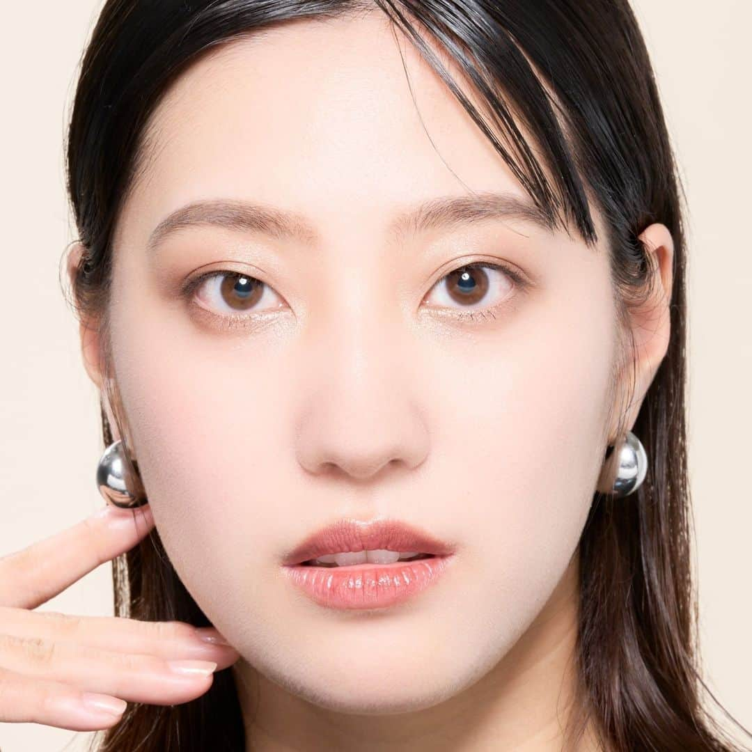 Elégance cosmeticsさんのインスタグラム写真 - (Elégance cosmeticsInstagram)「【2023おすすめホリデーメイク】 ラ プードル オートニュアンス Ⅰを使った 凛としながら華やかさも感じるメイク✨  全体をブラウンでまとめて凛とした大人な雰囲気に！ ラメをのせることで華やかさもプラス♪ アイカラーとリップのどちらかが主張しすぎないバランスがポイント◎  ■■■使用アイテム■■■ 【FACE POWDER 】⠀ ラ プードル オートニュアンス Ⅰ 11,000円(税込)  【EYE COLOR】 レヨン ジュレアイズ N 10 3,300円(税込)  ヌーヴェル アイズ 02 6,050円(税込)  【LIP】 ルージュ クラジュール 02  4.180円(税込)  ▼アイテムの詳細は公式サイトでチェック @elegance_cosmetics ------------------------------------------------------- #エレガンスコスメティックス #ラプードルオートニュアンス #レヨンジュレアイズN #ヌーヴェルアイズ #ルージュクラジュール #ホリデー #クリスマスメイク」12月7日 20時45分 - elegance_cosmetics