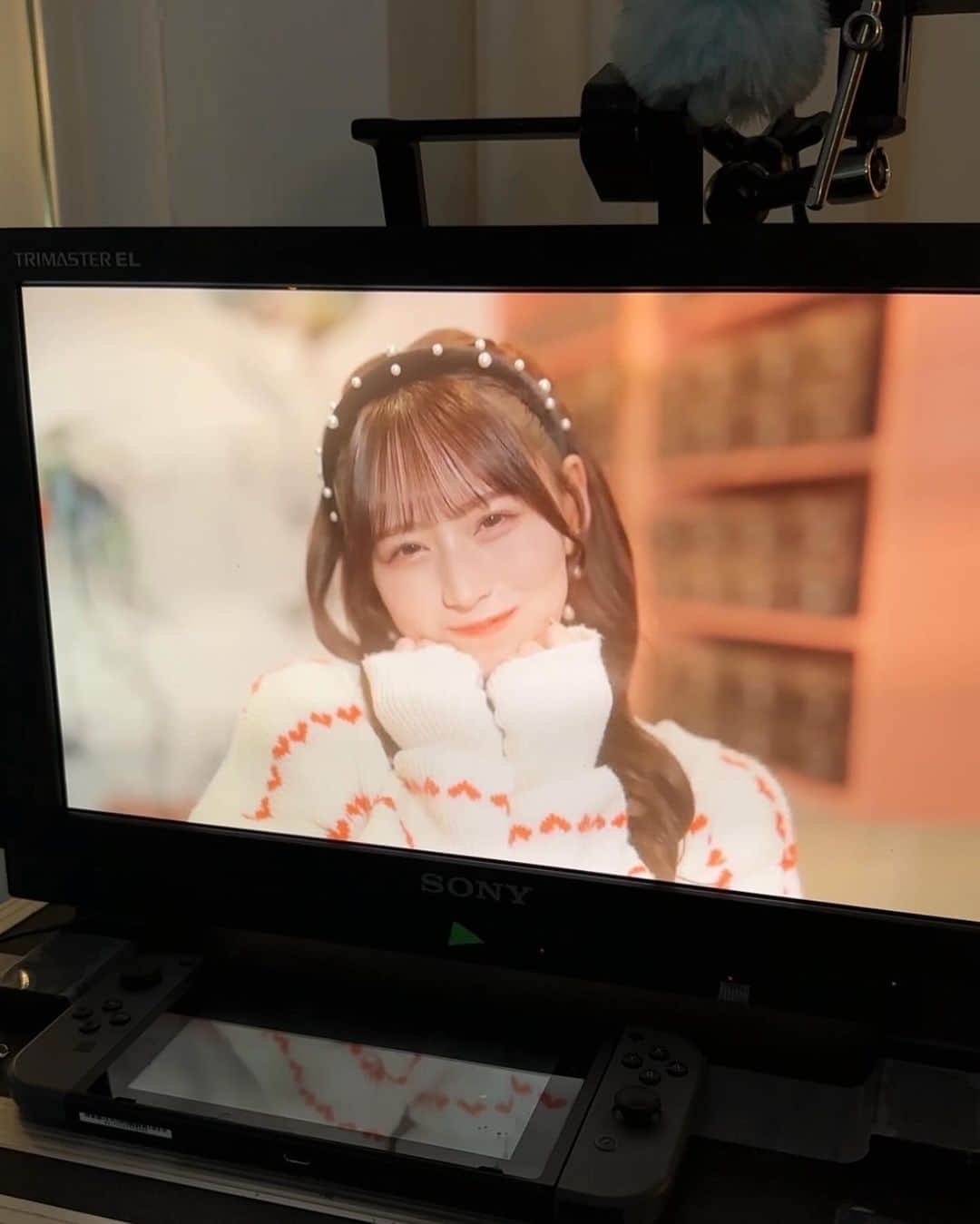 立花琴未さんのインスタグラム写真 - (立花琴未Instagram)「⁡ ⁡ 『必殺あざとポーズ』MV ⁡ Tシャツの女の子と同じ髪型なのです🙈♥️ ハート型のモコモコニットにグリーンのミニスカート👒 バレエシューズみたいなパンプスがとにかく可愛いのです🩰 皆さま是非デートコーデなお衣装にも注目してご覧くださいませ🎬 ⁡ お衣装詳細 🎀 カーデ @alleybywcloset Tシャツ @rainbow_lollipop_pop スカート @evris_official パンプス @heather_love_official ⁡ #pr #CANDYTUNE #きゃんちゅー #必殺あざとポーズ #デートコーデ」12月7日 20時46分 - kotomi_5chan