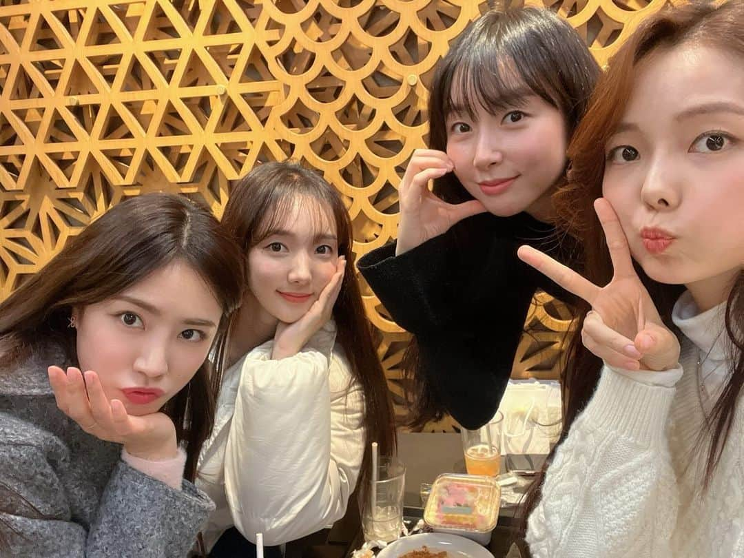 ミンヒ のインスタグラム：「올만에 다같이 뭉쳤다👩‍👩‍👧‍👧 추억의 장소에서 모이니까 더 좋구만 :) 이쁘니들 알랍🧡」