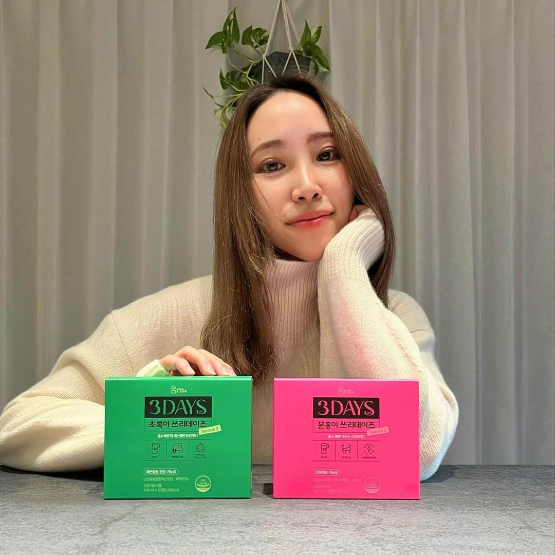 mikerr（ミカ）のインスタグラム：「GRN＋をついに試してみた！  @grnjapan__official味がマジで美味しいフルーティなダイエット飲料🍎  これから迎える、クリスマス・年末・お正月こそスタイル維持頑張りたい。  液状で体内吸収が早いGRN＋は、体脂肪ケア(ピンク3days)、食物繊維たっぷり(グリーン3days)、プレミアムナイアシン原料配合。  ダイエット飲料ってどうしても味が苦手だったけど本当に飲みやすいから試してみてほしい〜🤤🩷  おすすめの飲み方💚 3日間ランチ食前 ピンク1本/ランチ食後にグリーン1本摂取  #GRN  #ピンクグリーン  #3days  #スリーデイズ  #体重管理 #短期ダイエット  #ダイエット  #ダイエットサプリ  #オリーブヤング 購入品  #サプリメント  #インナービューティー  #韓国インナービューティー #韓国アイドルダイエット   #韓国購入品  #pr」