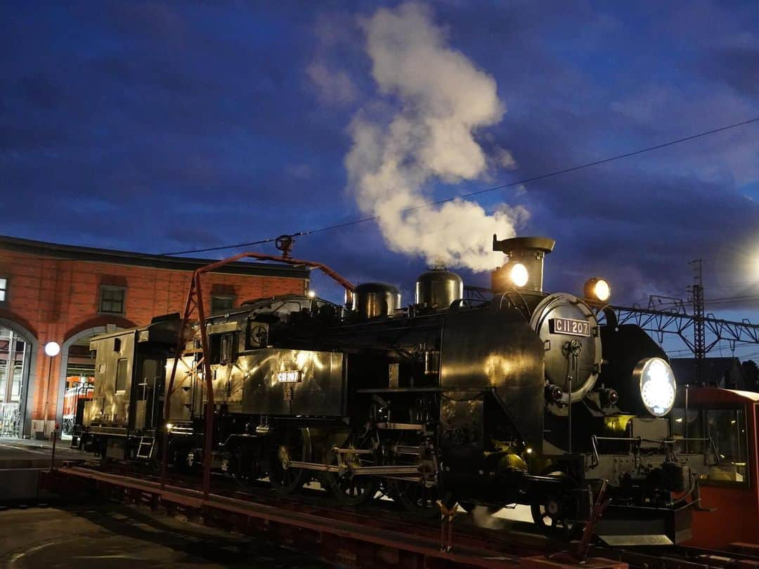 三好ユウさんのインスタグラム写真 - (三好ユウInstagram)「初の蒸気機関車に乗車しました🚂 I took a steam locomotive. ⁡ ⁡ ずっと乗ってみたかった待望のSL🚂✨ 桃ちゃん @itomomo_tetsu に誘ってもらい 至福の一時を過ごす事ができましたよ☺️ ⁡  乗車したのは下今市～鬼怒川温泉間を運転するSL大樹🚂 ⁡ SLって幼い頃鉄道博物館でのうっすらとした記憶のみで 今回実際に動く車両を目の当たりにし 石炭の香り？や汽笛の音に終始興奮でした✨ ⁡ ⁡ 半世紀以上の歴史が詰まった汽車に乗れるって もはや奇跡に近くないですか…😳 ⁡ ⁡ 今回は各駅でのイルミネーションの装飾を見る事が出来る 「イルミネーション特別運行」に乗車。 ノスタルジックな非日常空間に車窓からの絶景… あっという間に時が過ぎてしまった👀 ⁡  詳しくは桃ちゃんのYouTubeチャンネルで 見られると思うのでそちらを参照に、 是非体験してみて欲しいです🥰  ちなみに大井川鐵道のトーマスも気になってます！👀 ⁡ ⁡  #SL#sl大樹 #東武鉄道#蒸気機関車#鉄道の旅 #イルミネーション #女子旅#鬼怒川温泉#日光観光 #国内旅行#タビジョ#旅行好きな人と繋がりたい #japanese#japantravel #ilovejapan #trip#tripgram  #nikko#点赞 ⁡ #旅游#여행스냅」12月7日 20時47分 - yuu_5240