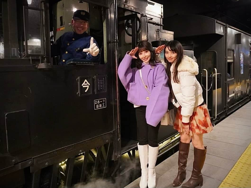 三好ユウさんのインスタグラム写真 - (三好ユウInstagram)「初の蒸気機関車に乗車しました🚂 I took a steam locomotive. ⁡ ⁡ ずっと乗ってみたかった待望のSL🚂✨ 桃ちゃん @itomomo_tetsu に誘ってもらい 至福の一時を過ごす事ができましたよ☺️ ⁡  乗車したのは下今市～鬼怒川温泉間を運転するSL大樹🚂 ⁡ SLって幼い頃鉄道博物館でのうっすらとした記憶のみで 今回実際に動く車両を目の当たりにし 石炭の香り？や汽笛の音に終始興奮でした✨ ⁡ ⁡ 半世紀以上の歴史が詰まった汽車に乗れるって もはや奇跡に近くないですか…😳 ⁡ ⁡ 今回は各駅でのイルミネーションの装飾を見る事が出来る 「イルミネーション特別運行」に乗車。 ノスタルジックな非日常空間に車窓からの絶景… あっという間に時が過ぎてしまった👀 ⁡  詳しくは桃ちゃんのYouTubeチャンネルで 見られると思うのでそちらを参照に、 是非体験してみて欲しいです🥰  ちなみに大井川鐵道のトーマスも気になってます！👀 ⁡ ⁡  #SL#sl大樹 #東武鉄道#蒸気機関車#鉄道の旅 #イルミネーション #女子旅#鬼怒川温泉#日光観光 #国内旅行#タビジョ#旅行好きな人と繋がりたい #japanese#japantravel #ilovejapan #trip#tripgram  #nikko#点赞 ⁡ #旅游#여행스냅」12月7日 20時47分 - yuu_5240