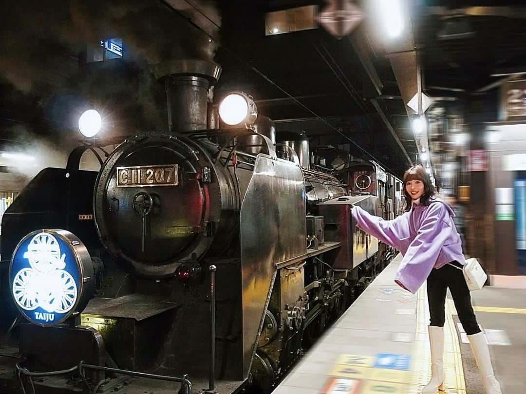 三好ユウさんのインスタグラム写真 - (三好ユウInstagram)「初の蒸気機関車に乗車しました🚂 I took a steam locomotive. ⁡ ⁡ ずっと乗ってみたかった待望のSL🚂✨ 桃ちゃん @itomomo_tetsu に誘ってもらい 至福の一時を過ごす事ができましたよ☺️ ⁡  乗車したのは下今市～鬼怒川温泉間を運転するSL大樹🚂 ⁡ SLって幼い頃鉄道博物館でのうっすらとした記憶のみで 今回実際に動く車両を目の当たりにし 石炭の香り？や汽笛の音に終始興奮でした✨ ⁡ ⁡ 半世紀以上の歴史が詰まった汽車に乗れるって もはや奇跡に近くないですか…😳 ⁡ ⁡ 今回は各駅でのイルミネーションの装飾を見る事が出来る 「イルミネーション特別運行」に乗車。 ノスタルジックな非日常空間に車窓からの絶景… あっという間に時が過ぎてしまった👀 ⁡  詳しくは桃ちゃんのYouTubeチャンネルで 見られると思うのでそちらを参照に、 是非体験してみて欲しいです🥰  ちなみに大井川鐵道のトーマスも気になってます！👀 ⁡ ⁡  #SL#sl大樹 #東武鉄道#蒸気機関車#鉄道の旅 #イルミネーション #女子旅#鬼怒川温泉#日光観光 #国内旅行#タビジョ#旅行好きな人と繋がりたい #japanese#japantravel #ilovejapan #trip#tripgram  #nikko#点赞 ⁡ #旅游#여행스냅」12月7日 20時47分 - yuu_5240