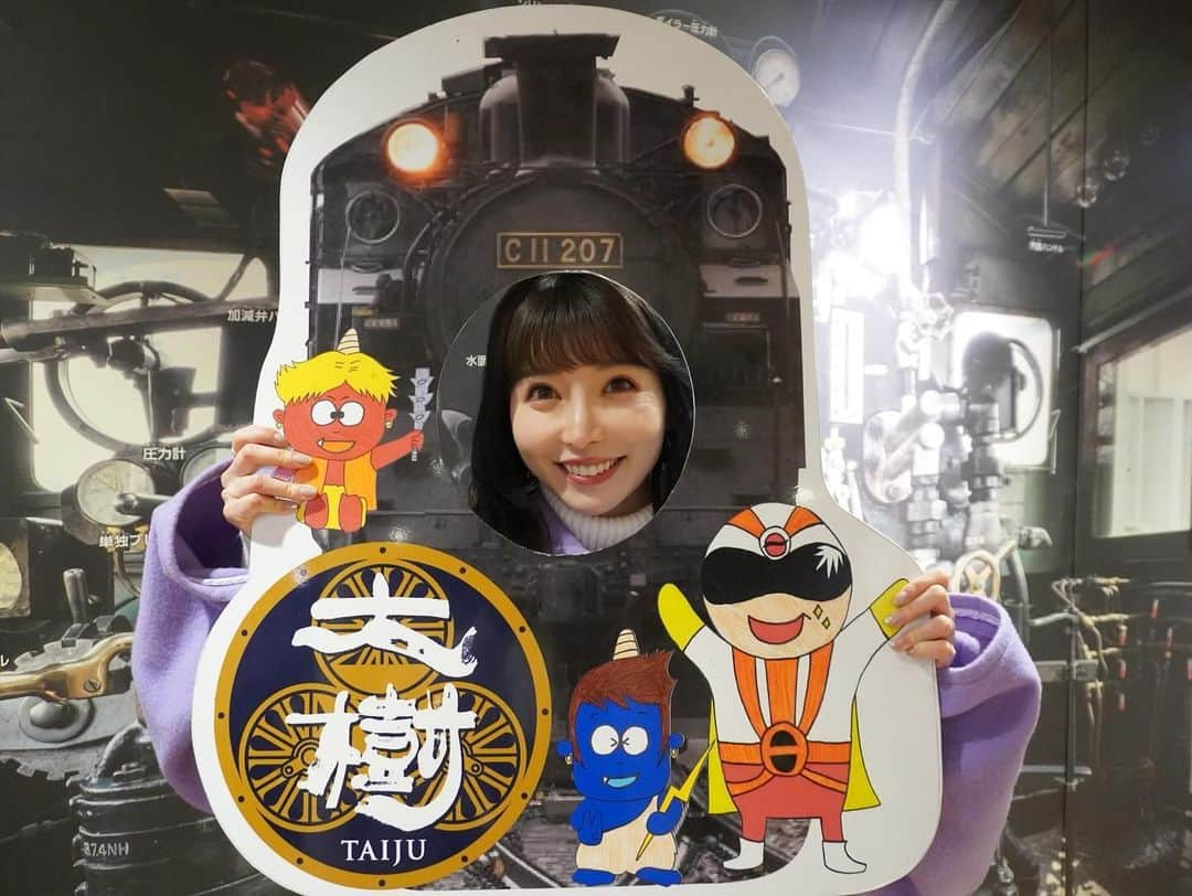 三好ユウさんのインスタグラム写真 - (三好ユウInstagram)「初の蒸気機関車に乗車しました🚂 I took a steam locomotive. ⁡ ⁡ ずっと乗ってみたかった待望のSL🚂✨ 桃ちゃん @itomomo_tetsu に誘ってもらい 至福の一時を過ごす事ができましたよ☺️ ⁡  乗車したのは下今市～鬼怒川温泉間を運転するSL大樹🚂 ⁡ SLって幼い頃鉄道博物館でのうっすらとした記憶のみで 今回実際に動く車両を目の当たりにし 石炭の香り？や汽笛の音に終始興奮でした✨ ⁡ ⁡ 半世紀以上の歴史が詰まった汽車に乗れるって もはや奇跡に近くないですか…😳 ⁡ ⁡ 今回は各駅でのイルミネーションの装飾を見る事が出来る 「イルミネーション特別運行」に乗車。 ノスタルジックな非日常空間に車窓からの絶景… あっという間に時が過ぎてしまった👀 ⁡  詳しくは桃ちゃんのYouTubeチャンネルで 見られると思うのでそちらを参照に、 是非体験してみて欲しいです🥰  ちなみに大井川鐵道のトーマスも気になってます！👀 ⁡ ⁡  #SL#sl大樹 #東武鉄道#蒸気機関車#鉄道の旅 #イルミネーション #女子旅#鬼怒川温泉#日光観光 #国内旅行#タビジョ#旅行好きな人と繋がりたい #japanese#japantravel #ilovejapan #trip#tripgram  #nikko#点赞 ⁡ #旅游#여행스냅」12月7日 20時47分 - yuu_5240