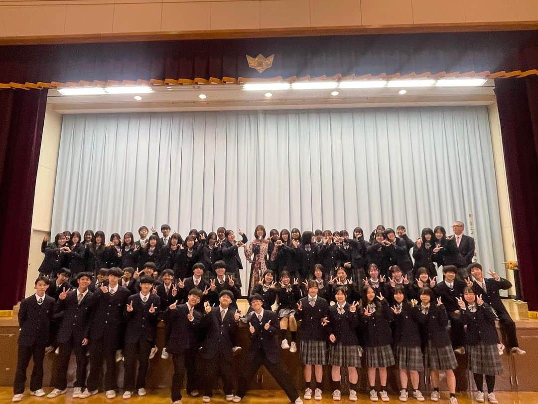 半崎美子のインスタグラム：「北海道石狩南高校で「途」のMV撮影でした。 青き日の自分自身へのお手紙でもあるようなこの楽曲を、当時、夢を自覚した体育館のステージで、皆さんと歌える日がくるなんて。狩南の皆さんのエネルギーに満ちた大合唱に涙、涙の一日でした。 準備の段階から長きに渡ってご尽力頂いた教職員の方々、撮影チーム、母校の皆さんに感謝🎥  #石狩南高校 #途 #半崎美子」