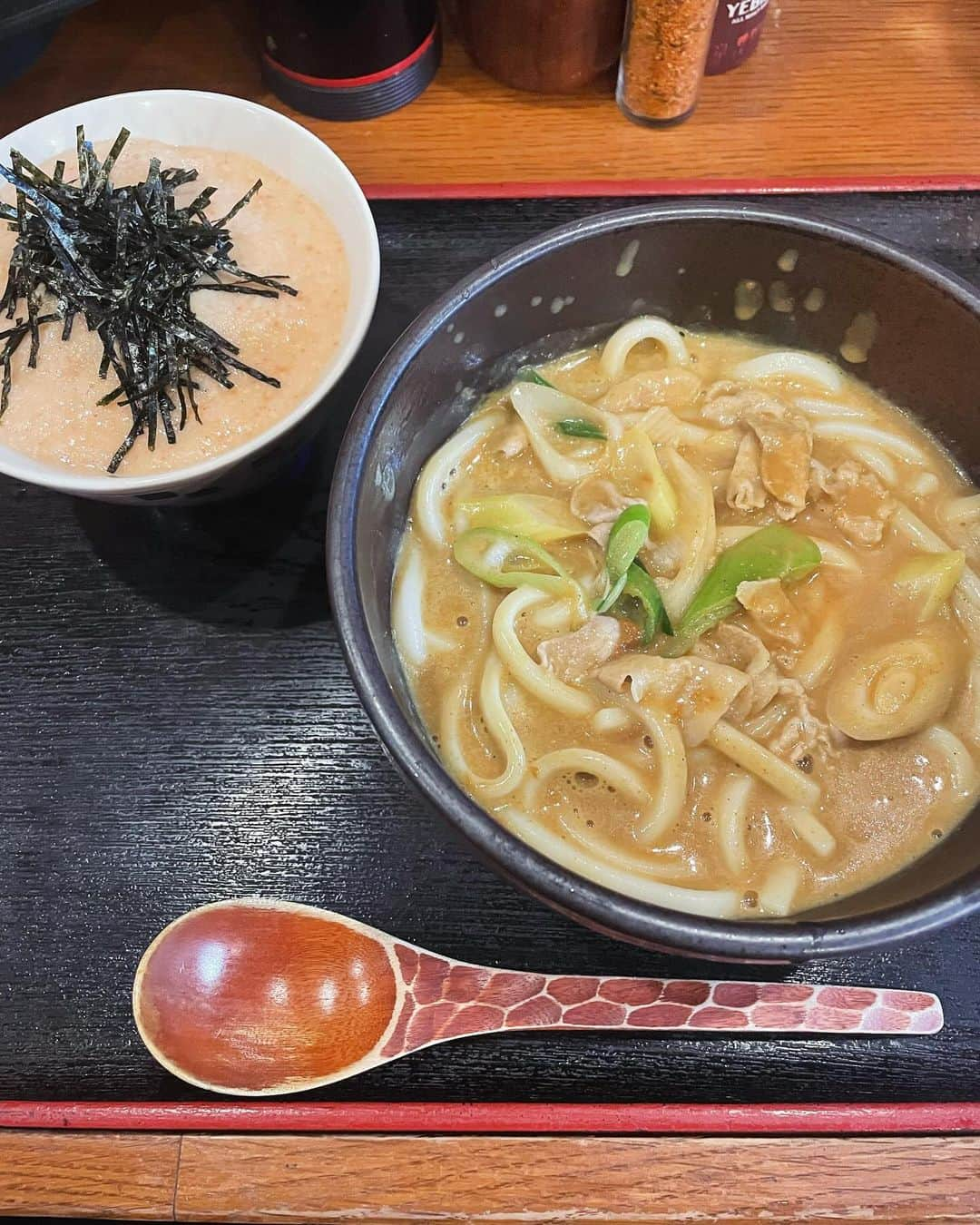 前川泰之のインスタグラム：「出逢っちまった。。  激うま、カレーうどん😋  #麺好き　#ランチ　#カレーうどん #明太とろろ丼　#藤沢」