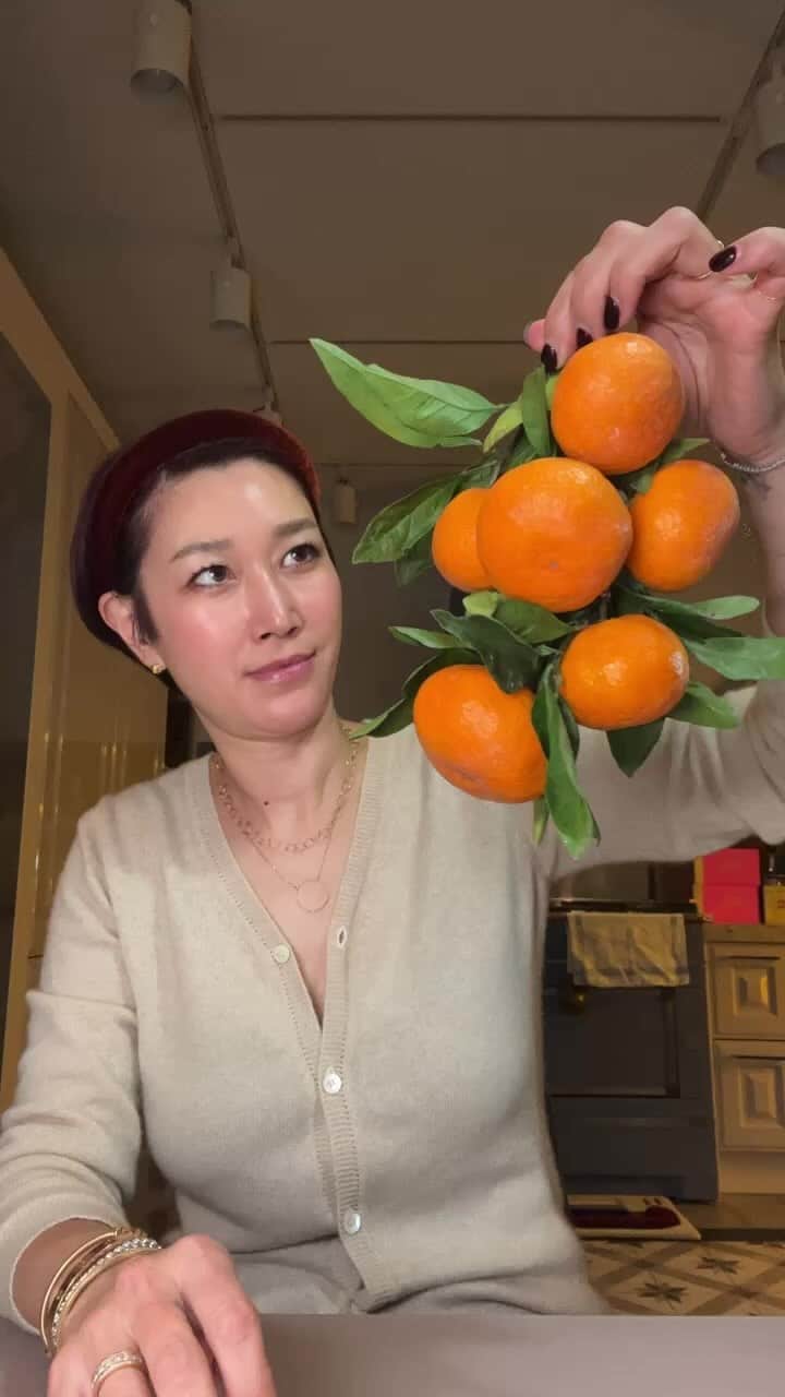 ピョン･ジョンスのインスタグラム：「누구냐?  이 귤 두고간 사람 !!😽😽😽 너무 맛있잖아 ㅋㅋㅋㅋ 생긴건 못생겼는데 세상 단맛이네  주방 라방 좋아하쥬 ? 저의 과거 얘기하면 엄청 웃었네요  짜응 😹😹😹😹  퓨어캐시미어는 내일까지 프리오더 받을께요  토요일하기 힘들듯 하네요  3차를 받을수도 없고🫣  토욜 오픈하는 닥터베이스  엄청 기다렸죠!! 내일 라방해드릴께요 2시 어때요?  예고라이브 ? 저녁에 못해요  ㅠ 첨이신분들 많은거 같은데  낮에 라방해 봅시다  미리보기 올라와있어요  캐시미어도 베이직이죠? 피부케어 베이직은 닥터베이스 입니다」