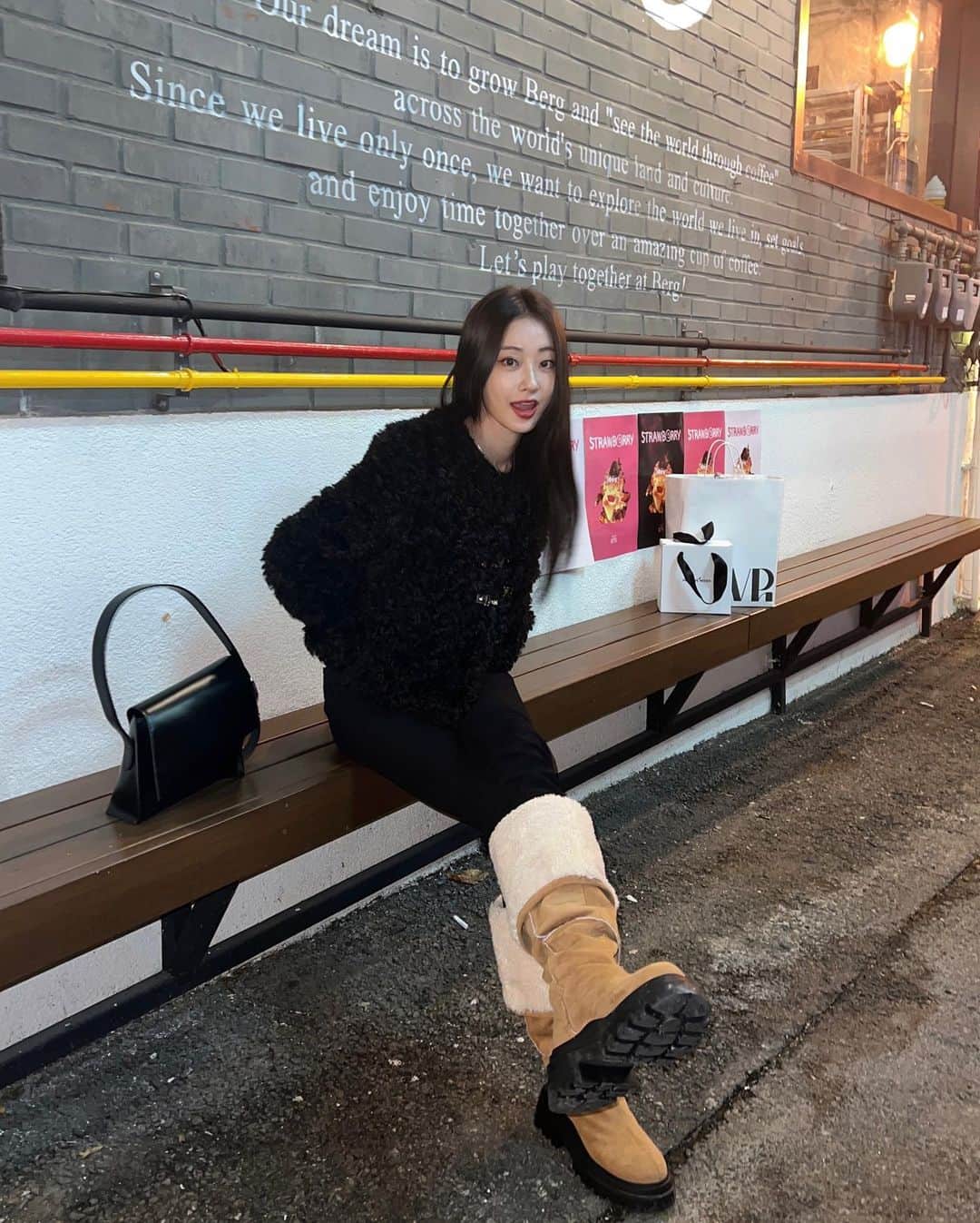 ギョンリ さんのインスタグラム写真 - (ギョンリ Instagram)「모자 그만 사야 되는데.. 귀엽고 난리,, 샀지모 💳.. ㅋ」12月7日 20時58分 - gyeongree