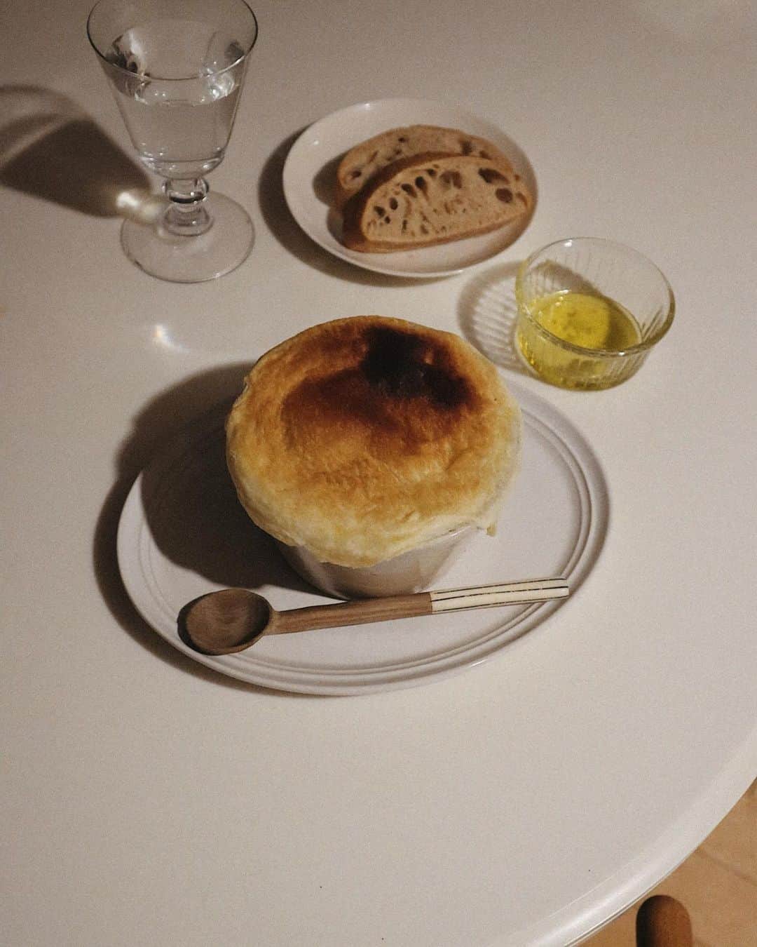 さんのインスタグラム写真 - (Instagram)「・ 1人ご飯の時のパイシチュー🍴 少し焦がしちゃったけど、このパイをサクサク崩すのが楽しみです🤤  #パイシチュー」12月7日 20時59分 - natsukoakahani