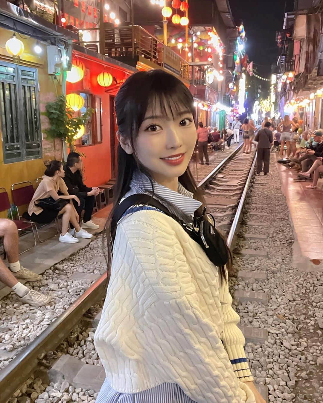 吉沢朱音さんのインスタグラム写真 - (吉沢朱音Instagram)「Vietnam🇻🇳 Hanoi Train Street🚃 . ベトナムにある、ハノイトレインストリート！！ 線路沿いにカフェが沢山あってお茶しながら至近距離で電車が通ります。（笑） 住居があって人が住んでたり、お店だらけで 謎に映えていた！！！（笑） . 某振付師の方がオススメしてくれました💃 . . . #ベトナム #ベトナム旅行 #ハノイ #ハノイ旅行  #ハノイトレインストリート #社不の大冒険  #vietnam #vietnamtravel #hànội #hanoitrainstreet」12月7日 20時51分 - nesomagic72