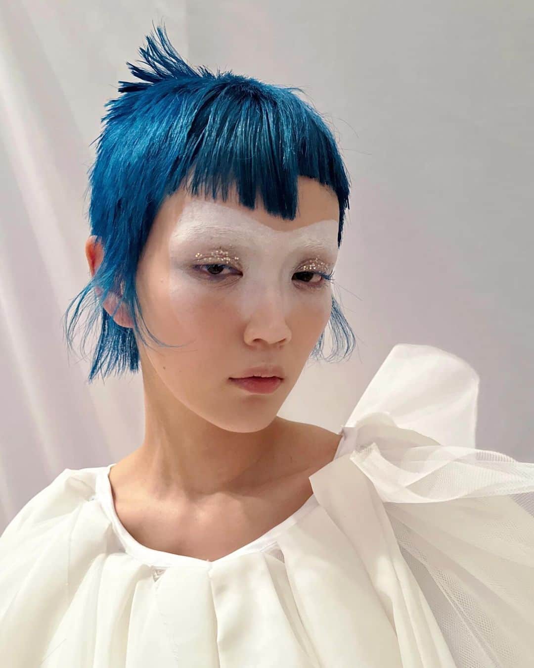 内田聡一郎のインスタグラム：「after→before✂️  Geometric disconnect  veryshort  hair @soucuts  make @ququ_natsuki  color by @enog_bymilbon   for switch2 @gamokansai   thanks  @naoyasutoba  @takaotakagi   #HAIRSHOW #switch2 #ビフォーアフター #beforafter」