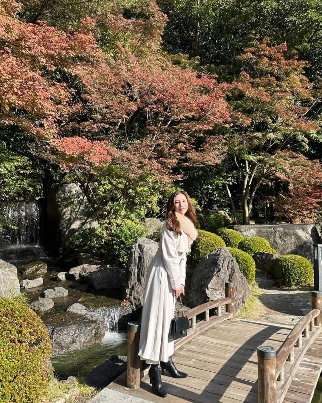 阿野いずみさんのインスタグラム写真 - (阿野いずみInstagram)「紅葉を見に行った日です🍁  🏷️ coat @and.couture   レンズに指紋べたべたで画質悪いです🫨  #冬コーデ #フェミニンコーデ #紅葉 #大濠公園」12月7日 20時52分 - izumi_ano