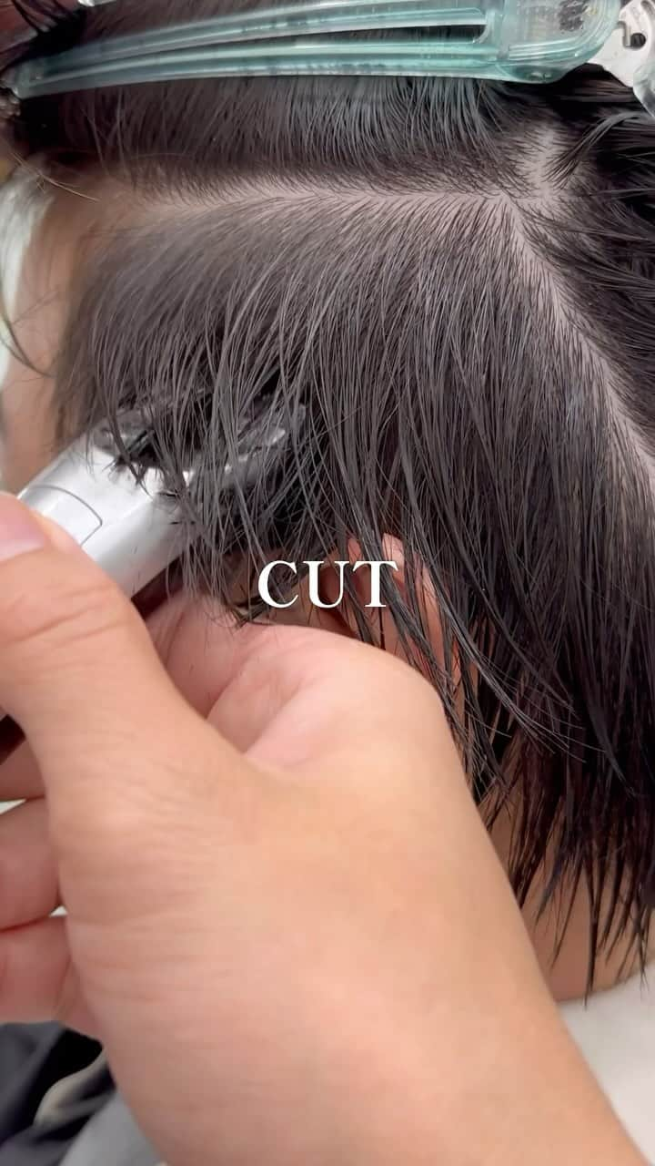 Seiichiro Kawakamiのインスタグラム：「CUT🩵 . ➖➖➖➖➖➖➖➖➖➖➖➖➖➖ . 《《　ご予約　》》 【平日】10時～20時 〜【Price】〜 カット_6800円 カラー_8800円 カット＋カラー_12000円 カット＋ダブルカラー_21000円 カット＋3Dハイライト_21000円 カット＋パーマ_13000円 カット＋縮毛矯正_21000円 髪質改善トリートメント_8800円 . ➖➖➖➖➖➖➖➖➖➖➖➖➖➖ . #cut #bob #カット動画 #切 #銀座美容室」