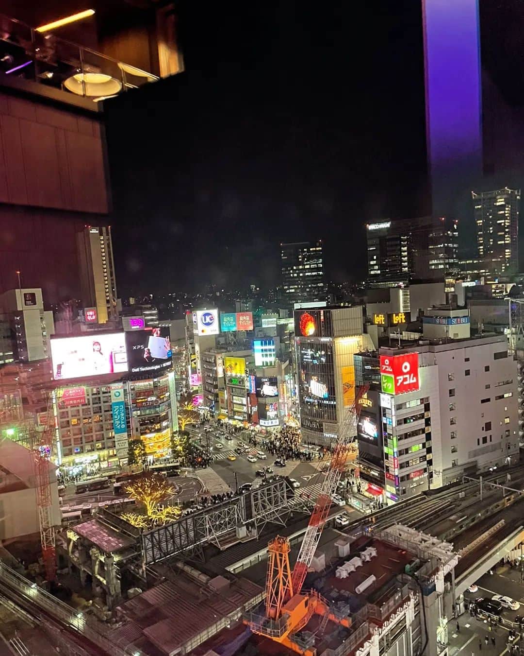 阿部美穂子さんのインスタグラム写真 - (阿部美穂子Instagram)「渋谷スカイ 🌃 次男の日本バケットリスト🖊 渋谷の再開発は聞いていたけど 実際に行ってその変貌ぶりにびっくり👀 駅直通 47階の日本一高い所にある 空へと続きそうなエスカレーターに 乗ってみたかったけれど✨️ チケット完売🎫 残念でしたが💦 12階から見える夜景🎄✨️と 13階のUDON NOODLEつるとんたんで だしの効いた美味しいやさしい🍤 おうどんのおかげで笑顔回復〜🥂 っていうか、韓国の我が家 49階だったよね⁉️(10枚目)と🤣 🌕日本の渋谷の上空の絶景が 見たいんだよね 次回のお楽しみだね⭐️ #京しっぽくうどん#細麺#渋谷スクエア#shibuya  #일본여행#도쿄#시부야」12月7日 20時56分 - miiko904